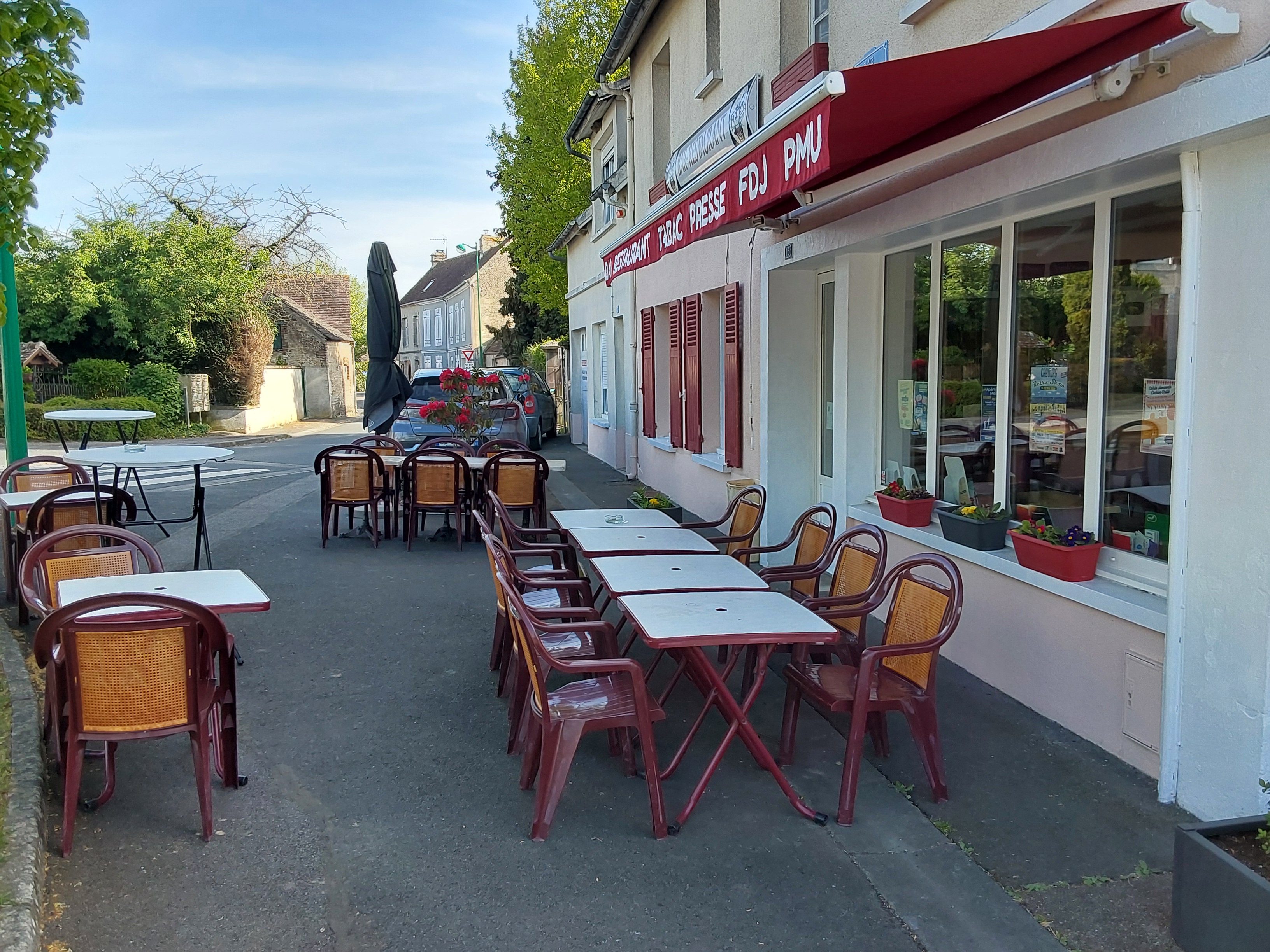 Activité  tenue et développée depuis 21 ans en commerce de proximité et multi activités. Cadre de vie agréable  Très bon emplacement no 1 avec clientèle fidèle Fort potentiel