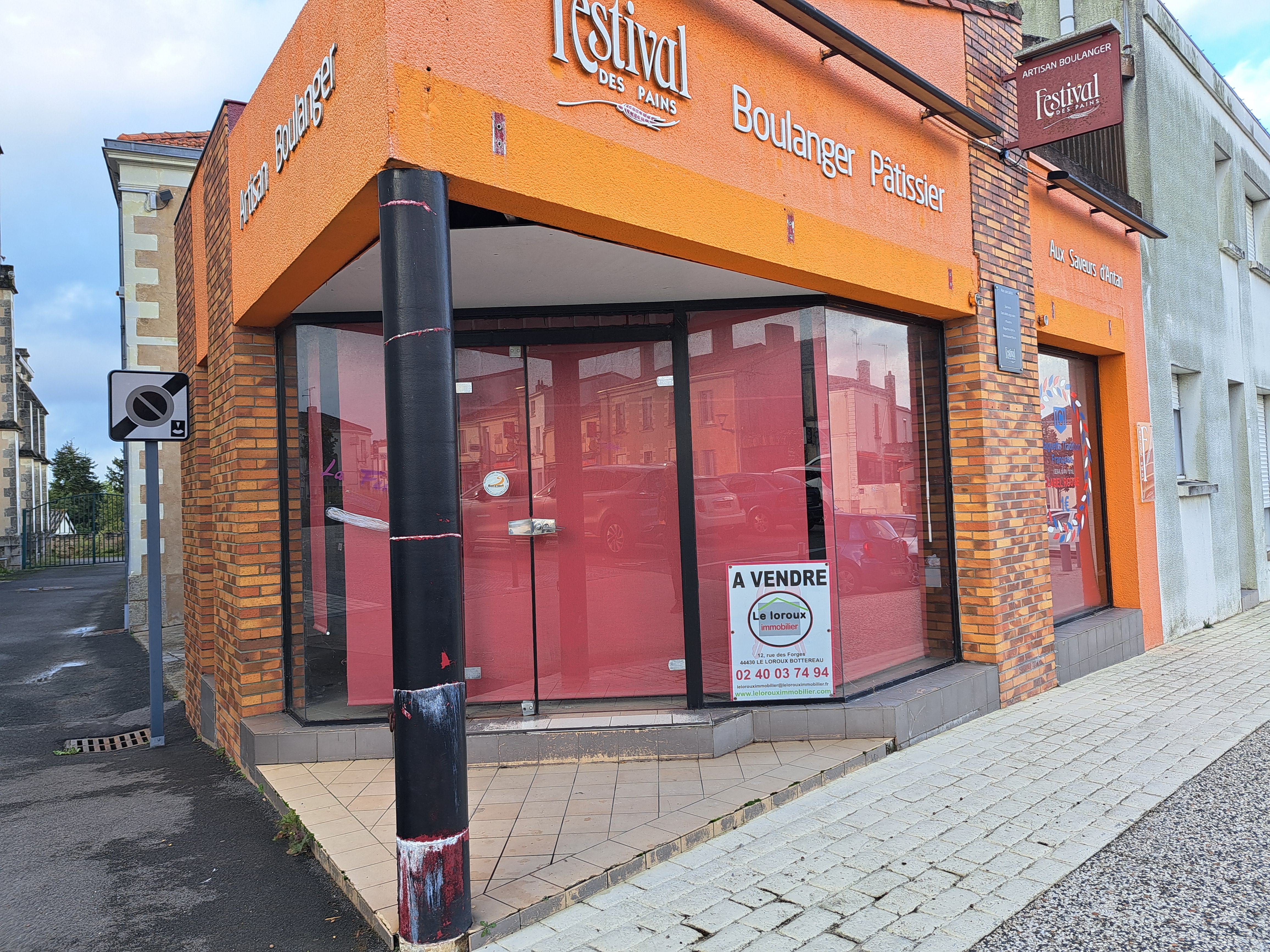 Description 
Sur la place de l’église de cette commune de 7000 habitants, située à 20 km de Nantes, à saisir une boulangerie-pâtisserie. Suite à un dépôt de bilan, pas de fond de commerce à acheter.
Local en vente avec possibilité de louer la maison attenante.
Potentiel de développement (sandwich, pizza, traiteur).
La boutique se compose d'un magasin, d'un fournil, d'un labo, d'un bureau, d'une réserve.
matériel d'exploitation laissé à titre gracieux 


prix du fonds: 0 €
prix des murs: 160 000 €