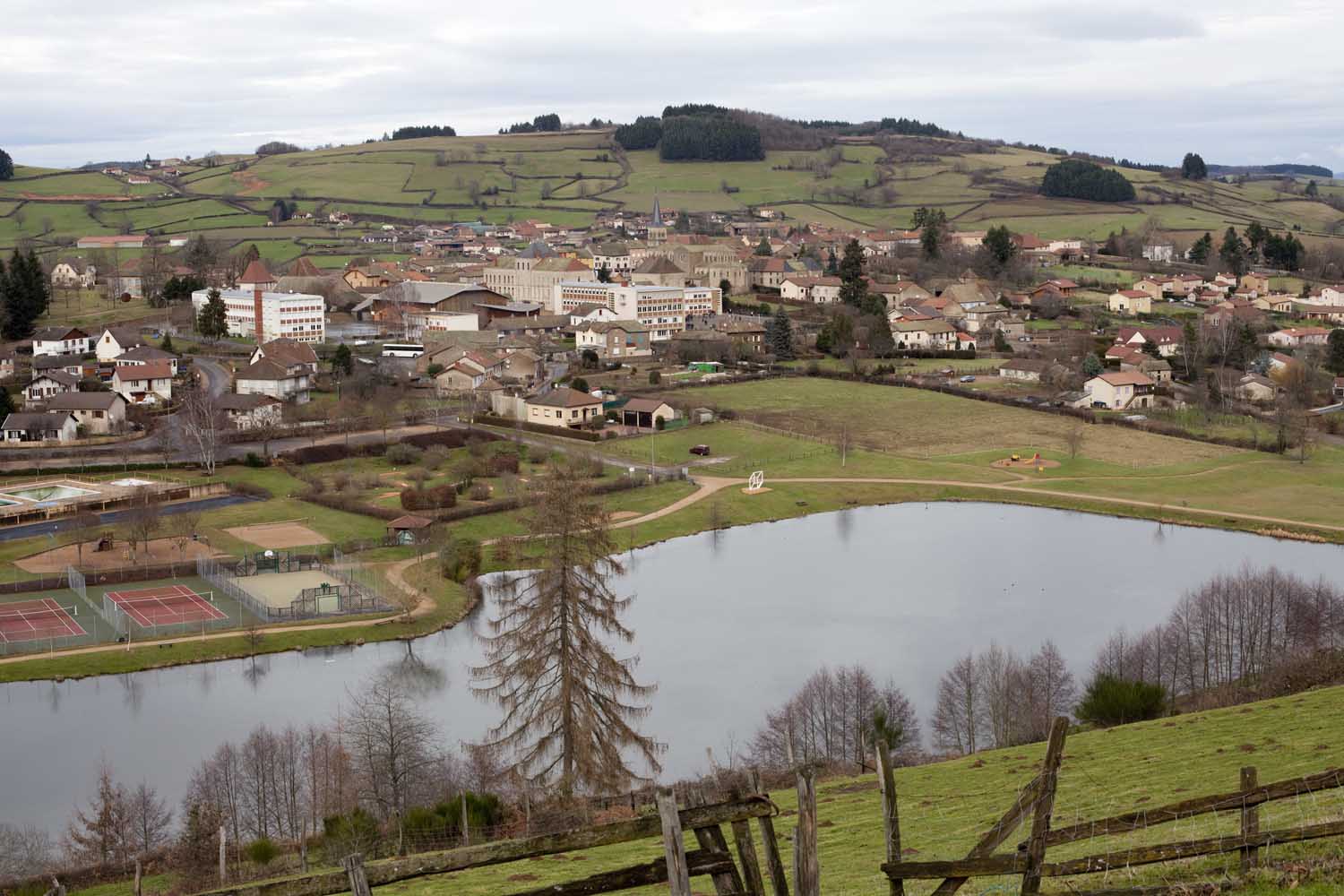 Unique Boulangerie-Patisserie dans ce beau chef-lieu de canton de Saône et Loire avec 4000 foyers alentours, sur un axe de passage et sur la place principale du village.                                                                                                                                           Ce commerce est situé dans une belle bâtisse entièrement rénovée, avec un appartement de 10 pièces habitables (7 chambres) et un terrain d'environ 200 m3. Il présente un fort atout avec de nombreux commerces, une zone de loisir avec piscine et camping, une crèche, une école primaire et un collège. Une maison médicale est présente. Le magasin est spacieux et bien agencé, ainsi que le fournil spacieux et lumineux. Le matériel est en bon état et bien entretenu.