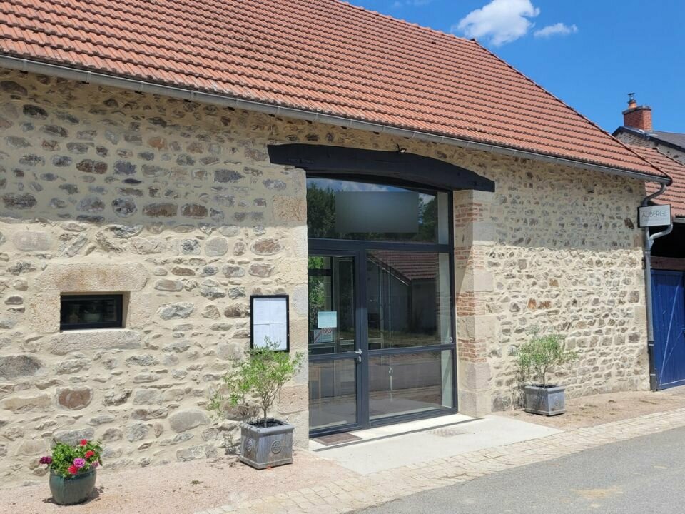 À VENDRE – Charmante Auberge Restaurant dans un cadre authentique et verdoyant, idéal pour une activité touristique et de restauration rentable.

Un restaurant prêt à l’exploitation :

- Salle de 38 couverts, lumineuse et chaleureuse
- Terrasse de 40 couverts, idéale pour la belle saison
- Établissement accessible aux personnes à mobilité réduite (PMR)
- Cuisine professionnelle récente, conforme aux normes en vigueur

Horaires actuels : Ouvert 5 jours par semaine / Midi : jeudi, vendredi, samedi / Soir : vendredi, samedi

Partie hébergement à fort potentiel :

- 4 chambres (dont une accessible PMR), avec salles de bain privatives / Cuisine équipée / Salon spacieux
- Possibilité d’exploiter en chambres d’hôtes ou comme logement de fonction

Bail communal :
- Loyer Auberge : 700 €/mois
- Loyer partie habitation : 400 €/mois
Vente du fonds : 85 000 € (tout le mobilier/équipements du restaurant est inclus dans le prix de vente du fonds de commerce)