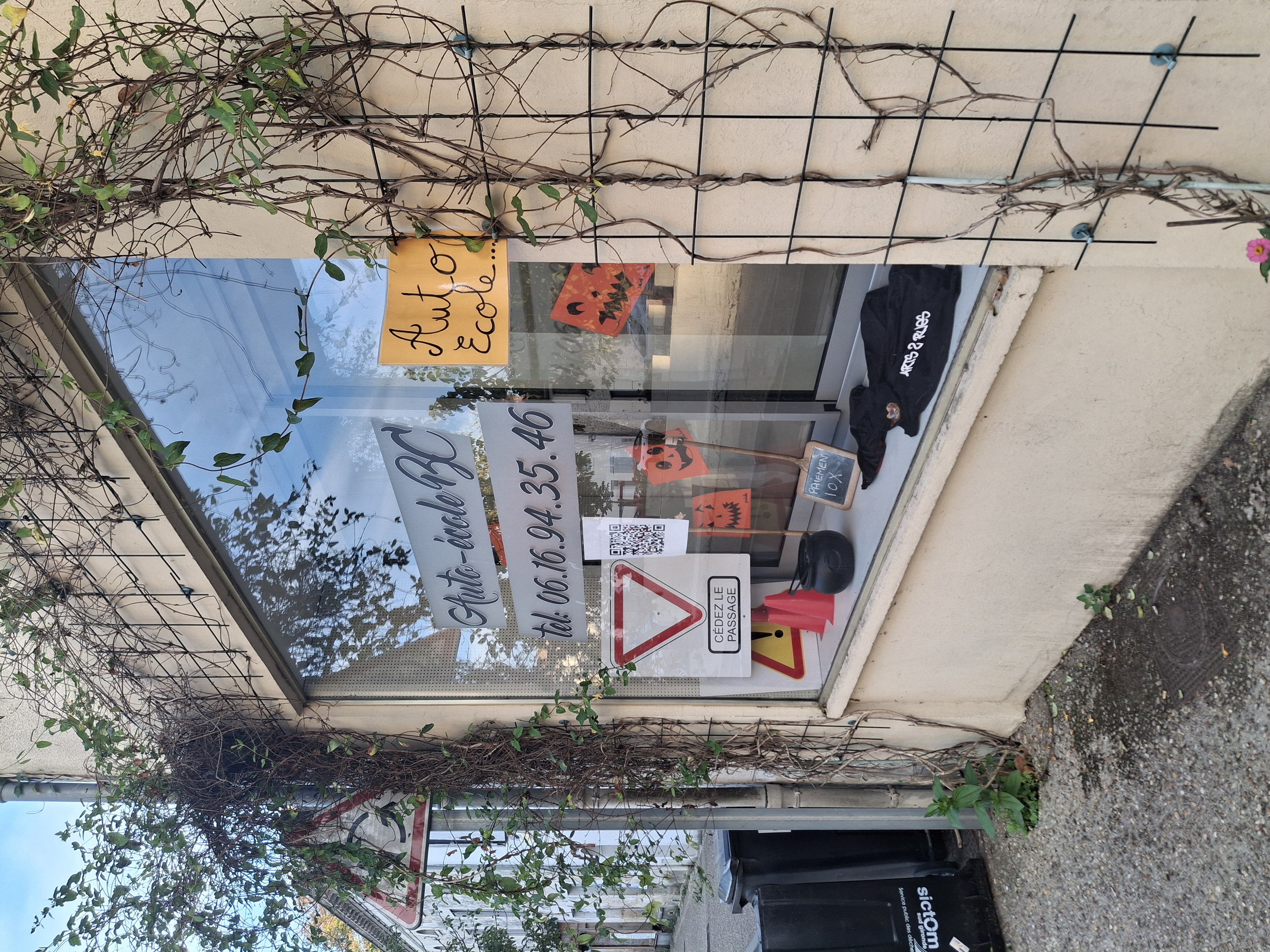 Auto-école,  dans un village en développement,  au centre ville.  Plus de 80 élèves actifs,  pas de concurrence immédiate. 
Permis B,  tout a développer...