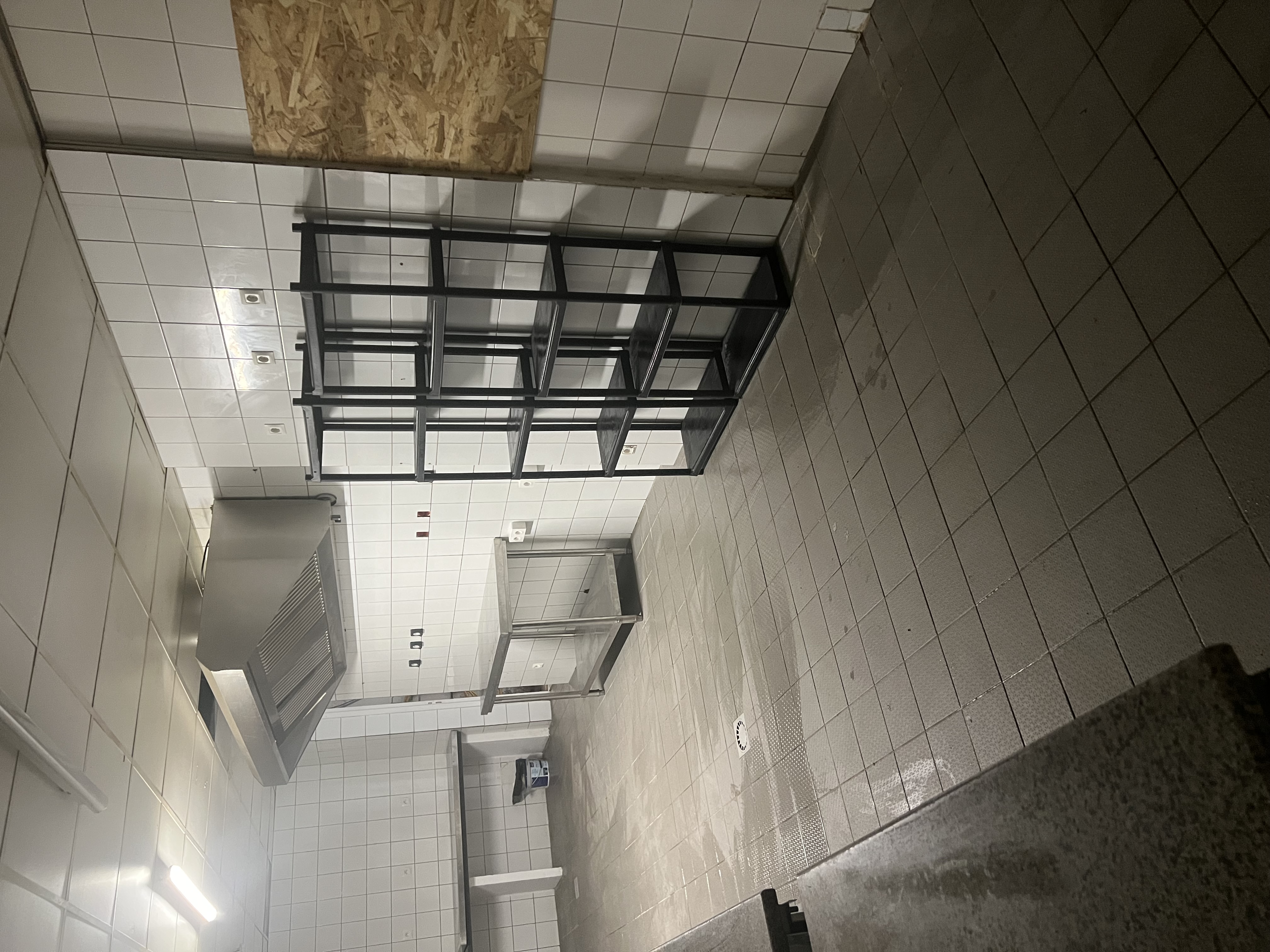 Idea il pour personne souhaitant quitter la grisaille pour la corse labo de cuisine pour traiteur boucherie boulangerie dans quartier vivant et anime proche toutes commodites collèges lycées hôpital grandes surfaces de plein pied pour accès livraison dans cour
