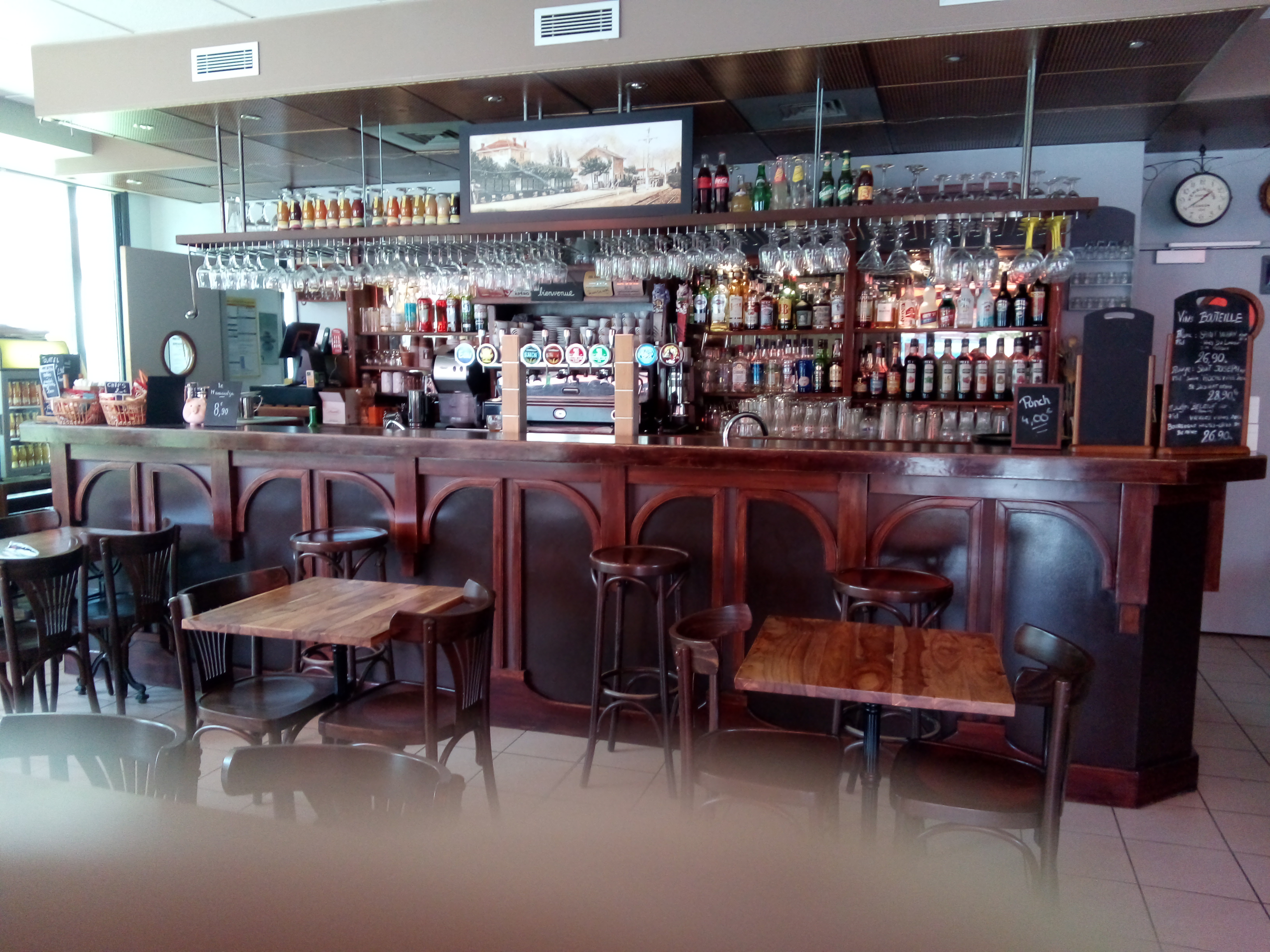 A vendre fond de commerce en plein centre de Craponne, 120m2,  2 terrasses, cuisine, très bel et bon emplacement, grand marché forain le samedi, marché forain alimentaire le mercredi. 
Photos et renseignements supplémentaire sur demande.