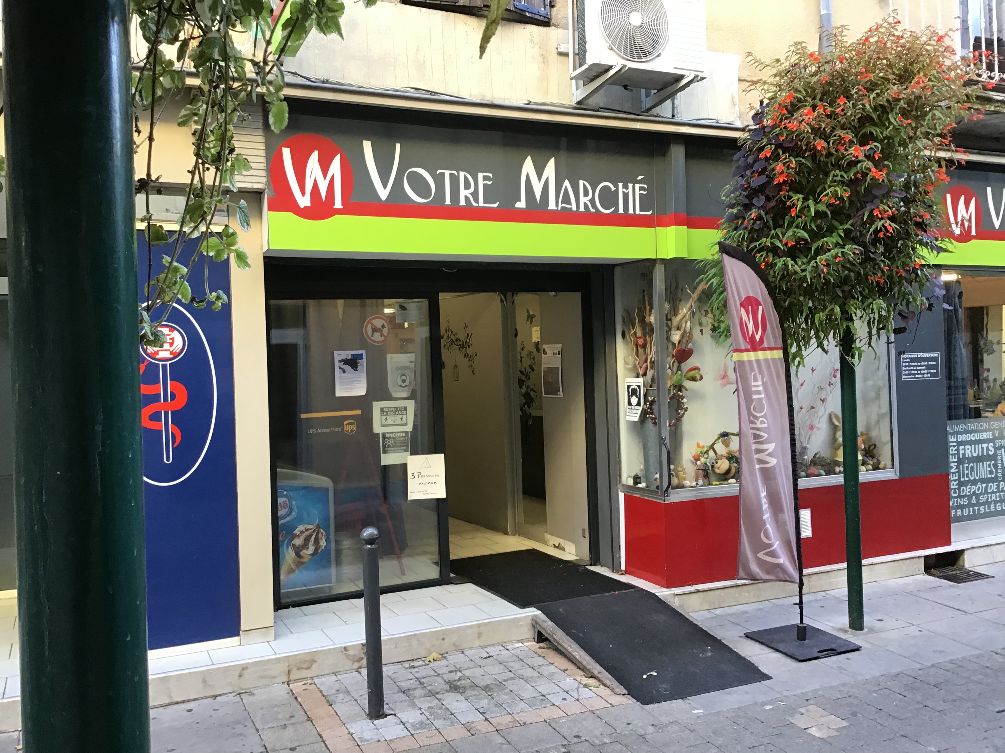 Vendons 2 épiceries ,de village non franchisées distantes de 8km dans le nord Vaucluse (Enclave des Papes )que mon épouse et moi tenons depuis plus de  12 ans puisque l'heure de la retraite a sonnée. Commerces multi services (FDJ,Traiteur , Poste, relais colis ) avec une clientèle régulière