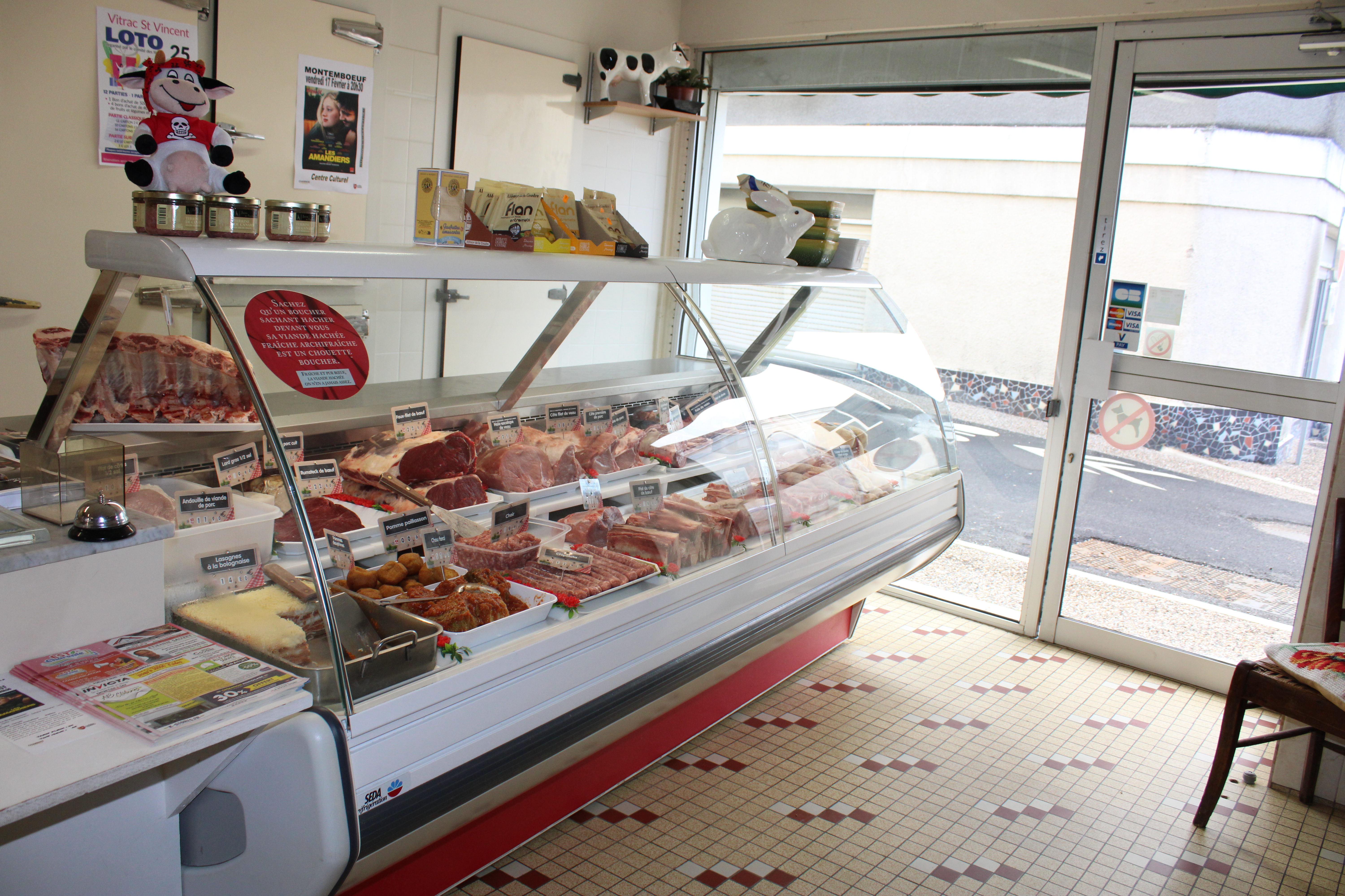 A vendre à MONTEMBOEUF dans le centre du village Fond de BOUCHERIE, CHARCUTERIE, TRAITEUR à développer avec maison attenante, tenue par un couple qui souhaite partir à la retraite
Village situé à 30 minutes d’ANGOULEME.
Fort de leurs 18 ans, la boucherie offre une clientèle de particuliers locale et fidélisé ainsi qu'une clientèle associative et touristique. 
En effet, le village de Montemboeuf se caractérise par son dynamisme avec ses nombreux événements et par sa diversité commerçante avec un zone de chalandise   de 3 000 habitants sans concurrence directe.

La boucherie est composée de : 
- 1 magasin de (30 m2)
- 2 laboratoires (35 m2),
- 3 chambres froides (15 m2),
- 3 garages
- équipements : 2 vitrines, 1 rôtissoire, 1 armoire réfrigéré, 1 trancheuse, 2 hachoirs dont un réfrigéré, plonge, comptoir, poussoir, four, et tout le matériel nécessaire à l’activité(matériel entretenu et en bon état).


La maison de 145 m2 dispose d'un jardin de 1000m2 et se compose de : 
- 1 cuisine (17.60 m2) ouverte sur la salle à manger (22 m2),
- 4 chambres (19 m2, 11 m2, 20.30 m2, 21.30 m2),
- 2 salles de bain (5.10 m2, 6.10 m2),
- 1 bureau (6.60 m2)
- 1 garage

Les + de la maison : chauffage central, un insert à bois, fibres, tout à l'égout, toiture refaite il y a 2 ans, maison entièrement rénovée habitable immédiatement et sans travaux à prévoir. 

Prix : Fond 65 000 euros avec un loyer boutique de 400 euros et un loyer maison
de 650 euros non dissociable.
Possibilité d’acquérir les murs boutique et maison soit 180.000 euros

Vous pouvez nous contacter au 05-45-65-02-03 ou 06-82-61-37-46