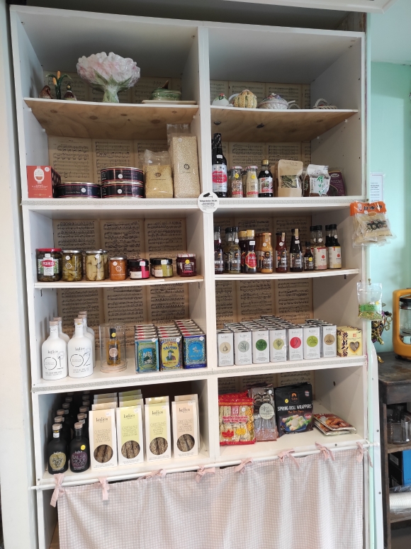 Vous avez la passion de la cuisine et le goût du contact ? Donnez vie à votre projet !
Saisissez l’opportunité de reprendre cette entreprise de restauration à emporter, traiteur, épicerie fine et fromagerie, reconnue pour la qualité de ses produits et son accueil chaleureux.
Le local de 50 m², fonctionnel et bien agencé, offre encore un fort potentiel de développement : ateliers culinaires, dégustations, nouvelles gammes de produits… À vous d’y apporter votre touche personnelle !
Idéalement situé en plein cœur de ville, au sein d’un environnement commerçant dynamique, le commerce bénéficie d’un fort passage et d’une excellente visibilité. Implanté dans une charmante ville côtière du Sud-Finistère, au potentiel touristique indéniable, l’activité profite d’une clientèle fidèle tout au long de l’année, soutenue par de nombreuses animations locales.
Aux beaux jours, une terrasse ensoleillée avec places assises vient compléter l’offre et séduire la clientèle.
Le matériel professionnel complet permet une reprise immédiate dans d’excellentes conditions, comprenant notamment :

3 vitrines réfrigérées
2 armoires positives
1 armoire négative
1 cellule de refroidissement
1 table en marbre réfrigérée
Four et matériel de cuisson
Lave-vaisselle professionnel
Nombreux rangements inox
Trancheuse
Sous-videuse...

Le chiffre d’affaires actuel est réalisé sur un service uniquement le midi, avec fermeture les après-midi, dimanche et lundi fermés et 7 semaines de congés annuels, laissant entrevoir un potentiel de progression significatif, d'autant plus que c'est le seul traiteur de la ville et qu'il est sollicité pour de nombreux événements exceptionnels tels que mariage,  anniversaires, buffets d'entreprises...
Une belle opportunité pour un professionnel ou un couple souhaitant allier qualité de vie et développement d’activité. 
Dernier CA 103 000€
Loyer de 600€ HT
Prix du fonds de commerce 65 000€