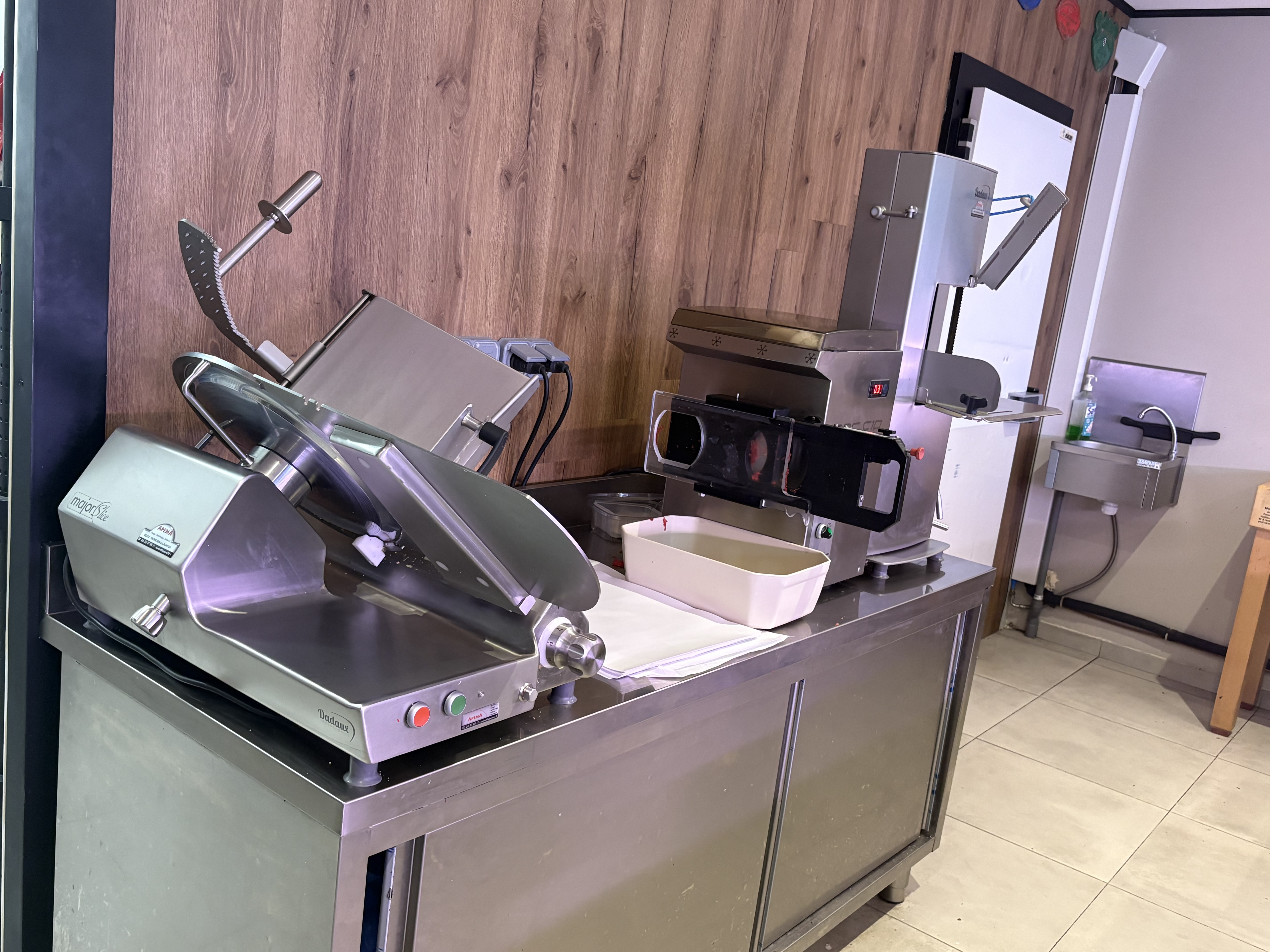 Petite boucherie a saisir, idéalement située sur un axe passant, stationnement aisé à proximité, facilitant l'accès à une clientèle locale fidèle ainsi qu'à une clientèle touristique en pleine croissance et chiffre a développer. 
Petit loyer 580€ ht 
Belle opportunité pour un professionnel passionné avec un fort pouvoir de développement sur le traiteur car forte demande mais aussi que sur la rôtisserie absente aujourd'hui.
Bail 3/6/9 
Matériel en parfait état, pas de salariés à reprendre. 
2 Jours de fermeture semaine, lundi et jeudi.
4 semaines de vacances l’année dernière 
CA de novembre 2024 à novembre 2025, 355 000€..
Prix 95000€ net vendeur hors frais d’agence.