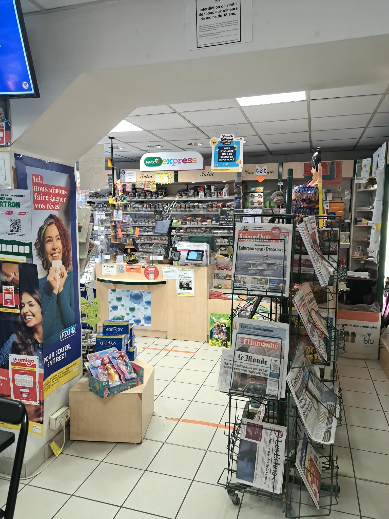 🔥 TABAC – FDJ – PMU – PRESSE | EMPLACEMENT N°1 | FORT POTENTIEL 🔥

📍 Le Teil (Ardèche) – à 15 min de Montélimar / 30 min de Valence

🚨 OPPORTUNITÉ RARE – DÉPART À LA RETRAITE EFFECTIF (fermeture envisagée)
Commerce exploité depuis +15 ans, à reprendre rapidement – prix attractif.

💼 LE COMMERCE

Situé au cœur d’une commune dynamique de 9 000 habitants, ce Tabac – Presse – FDJ – PMU bénéficie d’un :
✔ Emplacement central avec fort passage
✔ Excellente visibilité (façade rénovée récemment)
✔ Environnement commerçant (boulangerie, bar, restaurant, pharmacie…)
✔ Stationnement facile + arrêt minute devant

📊 SURFACE & ÉQUIPEMENTS

Surface de vente : 75 m²
Réserve : 10 m²
2 vitrines – 17 mètres linéaires presse (60 m développés)
Local sécurisé : coffre, alarme, vidéosurveillance, rideaux métalliques, vitres anti-effraction
Matériel récent : caisse (2024), copieur / scanner / mail

🛍️ ACTIVITÉS

Tabac
FDJ / Loto / Amigo
PMU + borne express
Presse
CBD
Carterie, cadeaux
Confiserie, boissons
Licence 3 (vente à emporter)
Compte Nickel

👉 Activité complète + revenus diversifiés

🚀 FORT POTENTIEL DE DÉVELOPPEMENT

De nombreuses pistes pour augmenter le chiffre d’affaires :
Élargir les horaires
Développer relais colis
Renforcer offre e-liquides / chicha
Développer produits à marge (cadeaux, souvenirs, snacking…)

👉 Commerce sain, avec potentiel immédiat de croissance

💰 CONDITIONS

Loyer attractif
Bail 3/6/9 renouvelé
Prix de vente : à débattre

👤 PROFIL IDÉAL

✔ Couple ou repreneur motivé
✔ Projet de reconversion
✔ Commerçant souhaitant développer un point de vente à fort potentiel

📞 Contact direct par téléphone pour plus d’informations ou organiser une visite
👉 Opportunité à saisir rapidement !