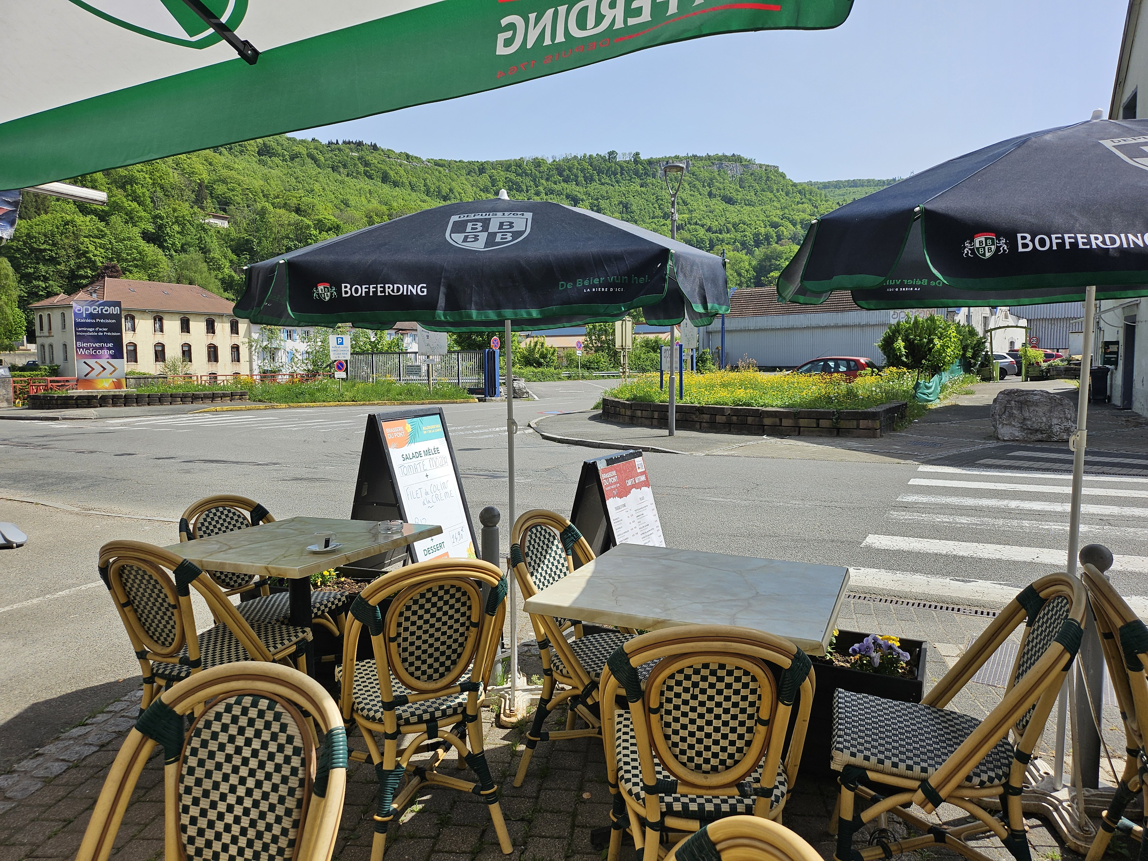 afin de partir en retraite, nous souhaitons vendre notre commerce, BAR BRASSERIE du PONT, situé à PONT DE ROIDE dans le DOUBS.

Cette établissement, idéalement situé et une institution, crée il y a plus de 150 ans.

Il possède, outre une terrasse NEUVE de 50 places assises, 40 places assises au bar et une salle de restauration de 32 places.

Le PMU nouvellement acquis depuis début 2025 complète la vente des jeux FDJ ainsi que le jeux AMIGO.
Un appartement de 200 m² situé au dessus de l'établissement permettras à un couple de travailler sans avoir à se déplacer.
L'établissement est ouvert 7/7.
La restauration, de type familiale est très apprécie et le chiffre d'affaire de l'établissement est en constante augmentation, plus de 20 % depuis le début de cette année malgré la conjoncture.
Nous souhaitons une vente rapide afin de pouvoir profiter un peu de notre retraite.
Nous sommes ouvert à vos propositions dès lors qu'elles sont sérieuses