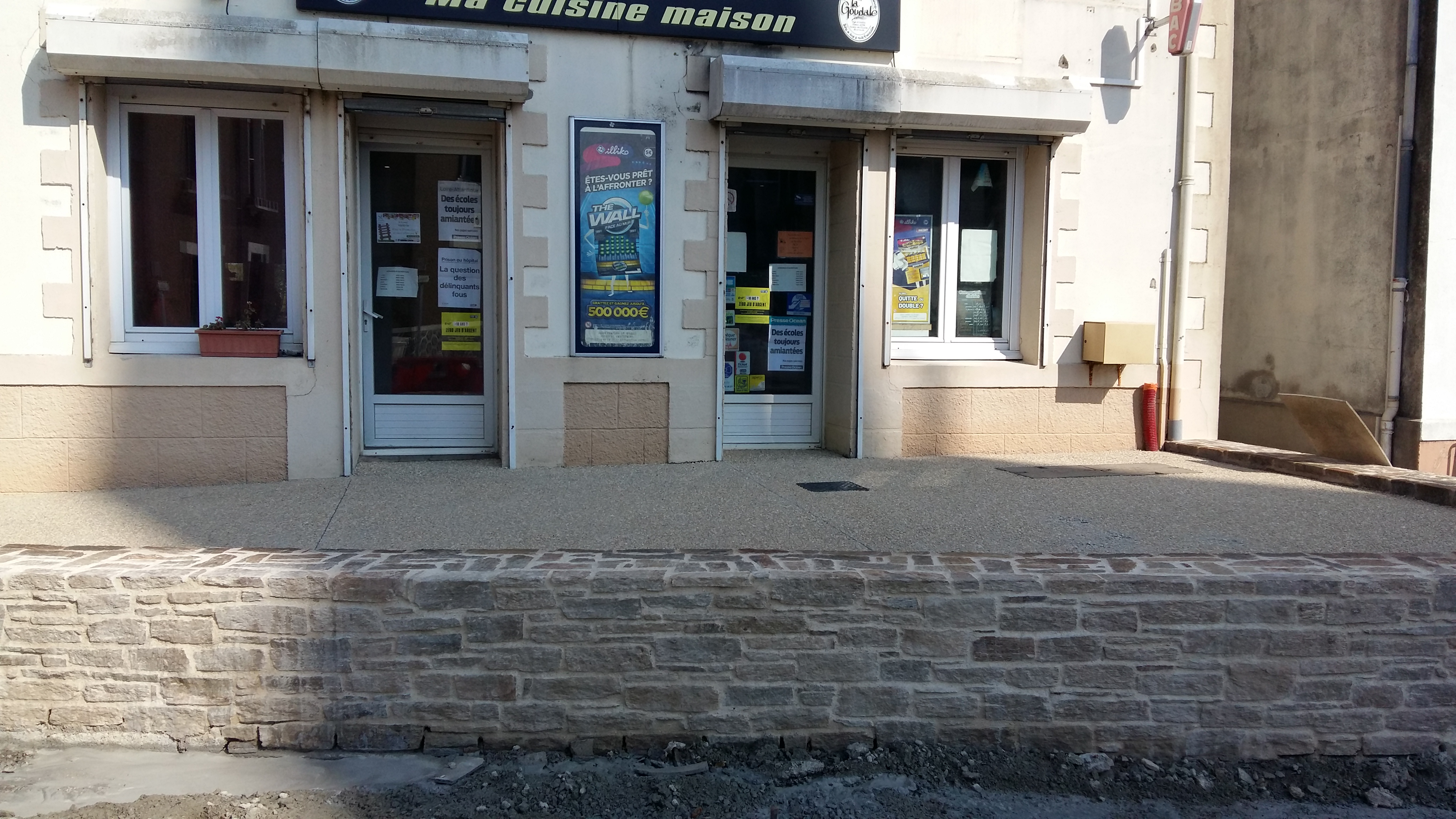 Je vends un fonds de commerce Bar, Tabac, Restaurant dans le monde rural situé à Teillé 44440. Il est situé dans le bourg d'une commune de plus de 1800 habitants.
C'est un village dynamique en plein essor avec ses commerces, une zone artisanale, de nombreux artisans....
Le commerce possède deux terrasses, une devant le bar pouvant accueillir une dizaine de personnes sans problème. La superficie du bar permet d'accueillir une vingtaine de personnes assises autour des tables.
La salle de restauration accueille 60 personnes environ et la terrasse de ce côté augmente la capacité de restauration de 30 personnes, en fonction de son agencement.
La partie cuisine comporte un poste chaud et froid, d'une légumerie, plonge et réserve. 
La mairie est propriétaire de la licence IV. 
L'agrément tabac et de la FDJ sont à mon nom.
Un logement privé se situe au dessus du commerce avec 2 chambres, un bureau, une grande pièce de vie, une cuisine et les sanitaires.
Des travaux sont à prévoir sur le commerce selon les activités que vous mettrez en avant. Il existe plusieurs possibilités de financement que je n'ai pas voulu utiliser pour laisser les enveloppes possibles et la main libre au repreneur. 
Ce commerce a un grand potentiel de développement pour un jeune couple.
