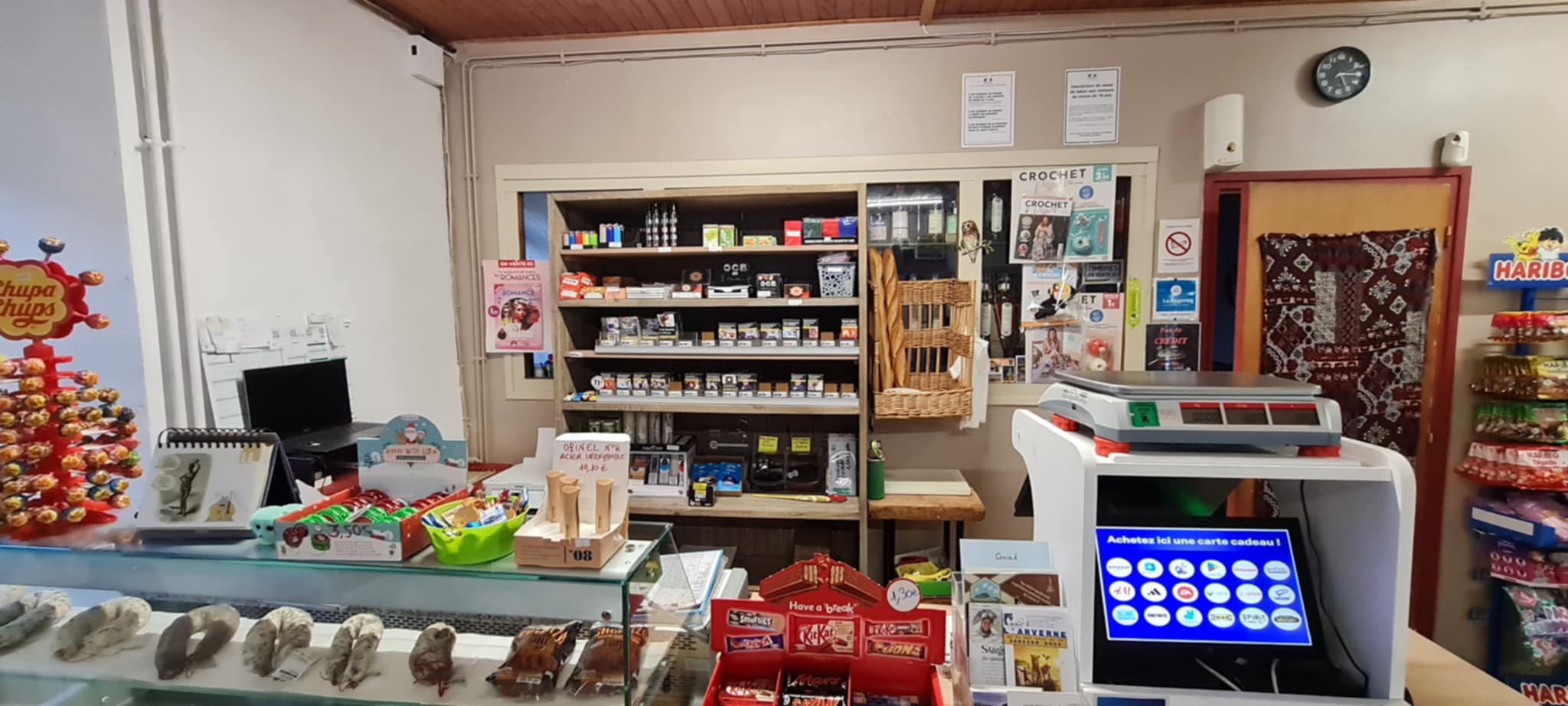 Fond de commerce epicerie ,Bar Tabac presse dépôt de pain, gaz situé sur la place du village dans le Cantal proche de Neussargues, Allanche, Murat, station du Lioran...
La partie épicerie propose le dépôt de pain, la presse locale et nationale, des articles cadeaux, produits régionaux, l'alimentation générale, fruits et légumes, produits frais et surgelés, bouteilles de gaz,et la vente de tabac.
Le bar licence IV avec une salle spacieuse, des tables,chaises et mobilier de terrasse ,parasols...
Le commerce propose aussi un point retrait d'argent credit agricole.
Le fond d est cédé avec l'ensemble du matériel professionnel,congélateur, chambre froide, rayonnage, lave-vaisselle, machine à glaçons, frigos,lave verre...
Les murs appartiennent à la communes. Le bar environ 100m2, l'épicerie 60m2 une cave de plein pied de 15m2 et une réserve avec la chaudière enfin une cuisine privative avec accès direct sur l'épicerie.