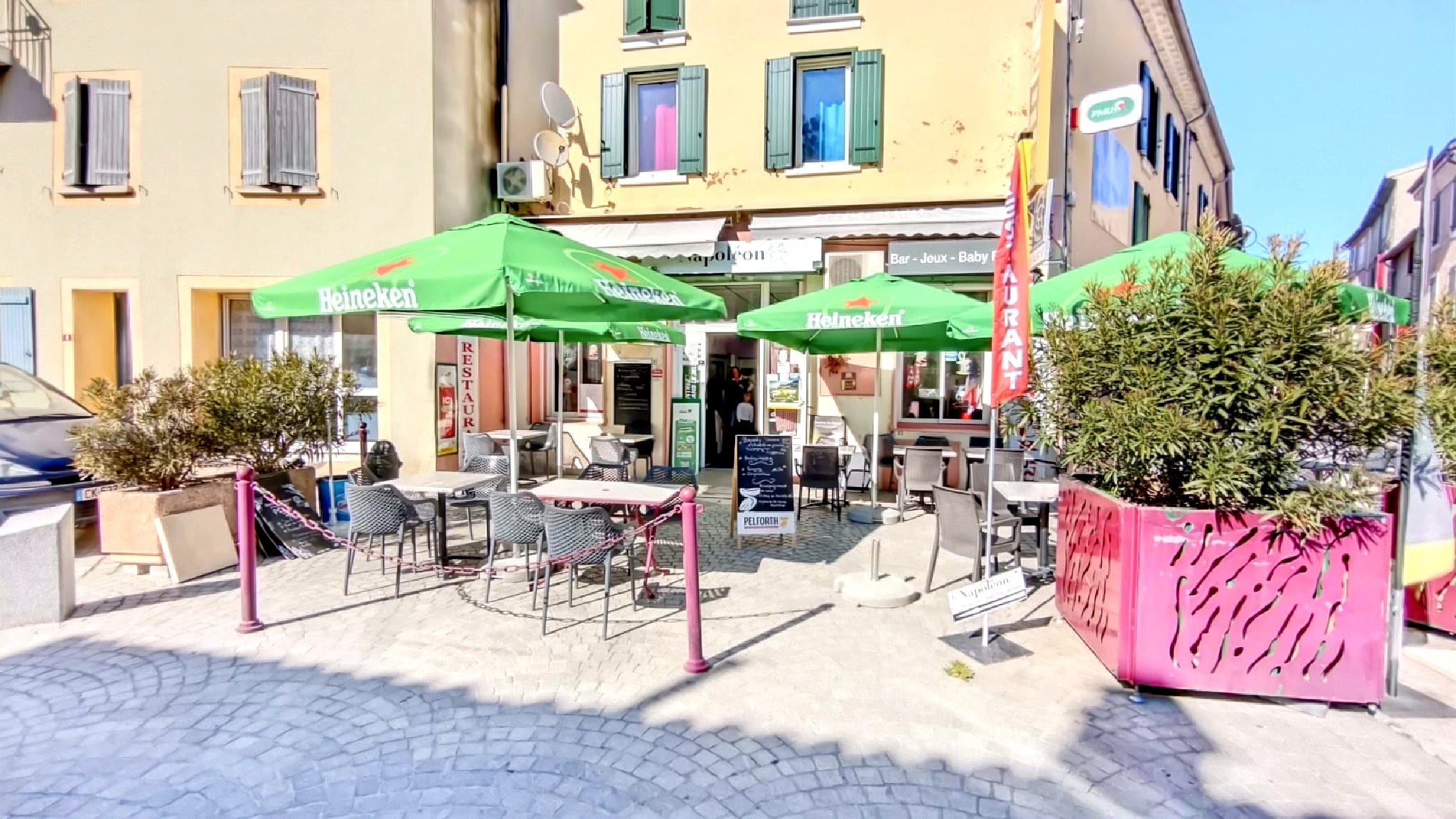 Bar-brasserie 90 m² Malijai

C'est une opportunité rare : un bar emblématique de son village, sur la route Napoléon, est aujourd'hui proposé à la vente.
Véritable lieu de vie et de convivialité, cet établissement bénéficie d'une clientèle fidèle et d'un emplacement central, au coeur de la vie locale.
Un commerce avec une âme Plus qu'un simple bar, il s'agit d'un point de rencontre incontournable pour les habitants, où se mêlent échanges, événements et moments de partage.Un lieu chargé d'histoire, prêt à écrire un nouveau chapitre avec son futur exploitant.
Emplacement stratégique Situé au coeur du village, le bar profite d'un flux régulier de clientèle locale ainsi que du passage, offrant un potentiel de développement intéressant.
Un fort potentiel à exploiter - Activité bar avec possibilité de développer une offre complémentaire (snacking, soirées à thème, animations...) - Idéal pour un couple ou un professionnel souhaitant s'installer dans un cadre de vie agréable - Opportunité de dynamiser encore davantage ce lieu central du village - Accompagnement possible
Qualité de vie Reprendre ce bar - brasserie - restaurant, c'est aussi faire le choix d'un cadre de vie provençal, entre nature, tranquillité et authenticité, tout en développant une activité professionnelle à taille humaine !