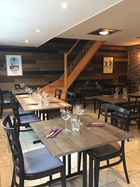 Pizzeria a vendre , emplacement No 1 dans une ville côtière dynamique , située au centre d'une ville vivante et commerçante , bénéficiant d'un fort passage tout au long de l'année.
Bonne rentabilité , clientèle fidèle , régulière et diversifiée , activité en place avec fort potentiel de développement , possibilité de création d'un autre concept de restauration ( crêperie , kebab , ou cuisine du monde ) et d'installer une terrasse 
Une belle opportunité pour un porteur de projet ou un couple souhaitant s'installer dans un cadre agréable tout en développant une activité rentable
