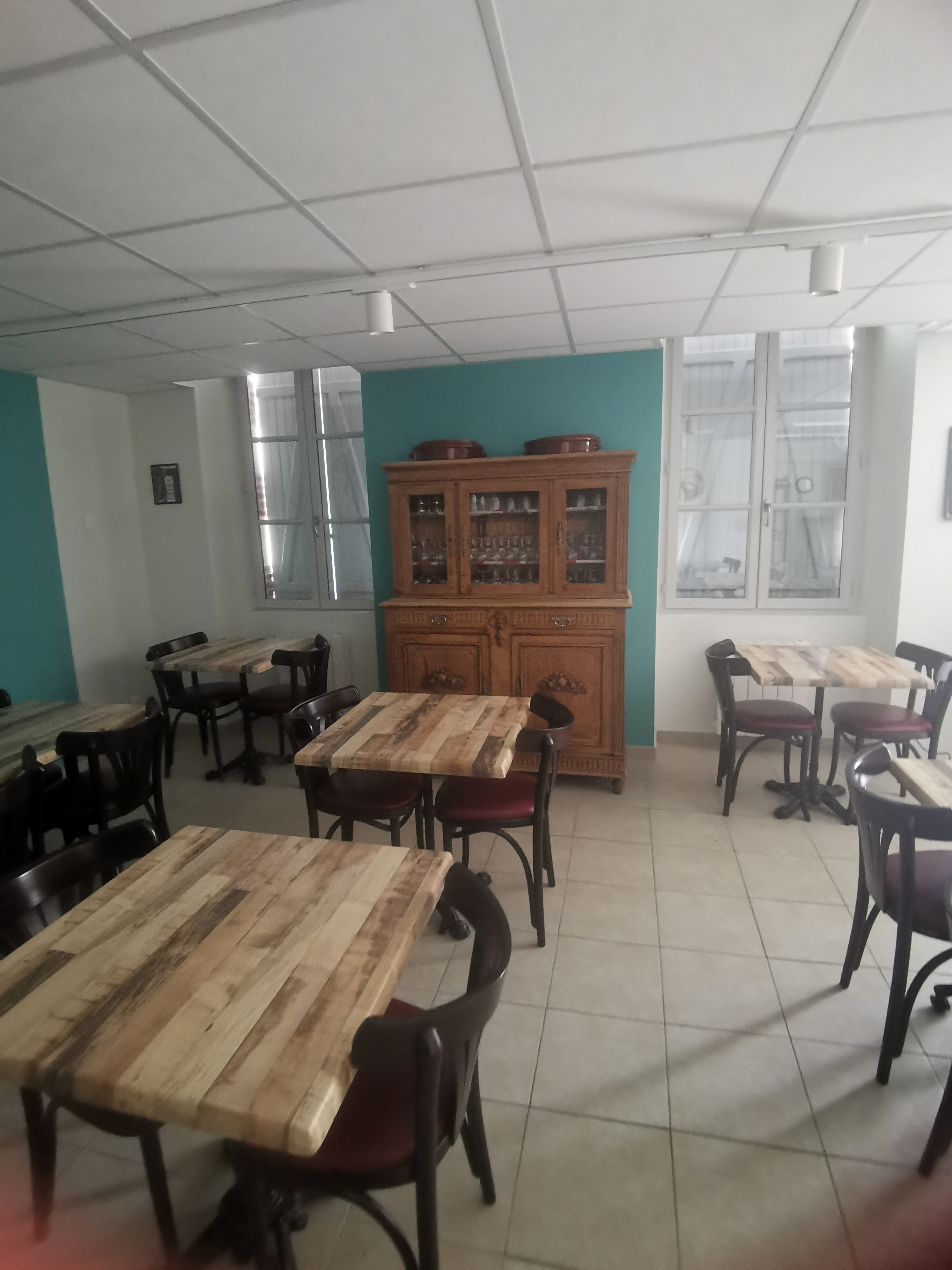 Café-Restaurant Multiservices – Opportunité Clé en Main !

Description :
Profitez d’une belle opportunité avec ce café-restaurant multiservices prêt à accueillir jusqu’à 30 assiettes. Idéal pour un projet entrepreneurial ou une reprise d’activité, ce fonds de commerce est prêt à fonctionner avec tout le nécessaire pour démarrer rapidement.

Détails de l’offre :
- Fonds de commerce : 10 000 €
- Mobilier et ustensiles de cuisine : 5 000 € (liste détaillée disponible sur demande)
- Loyer mensuel local commercial : 360 €
-  Option logement : Appartement de 57 m² avec une chambre, loyer mensuel de 357 €
-  Contrat LA POSTE : Avec rémunération

Atouts :
✅ Emplacement idéal pour une clientèle variée
✅ Équipement complet pour une reprise immédiate
✅ Possibilité de logement sur place pour plus de commodité

Contactez la Mairie dès maintenant pour visiter et discuter de cette opportunité !