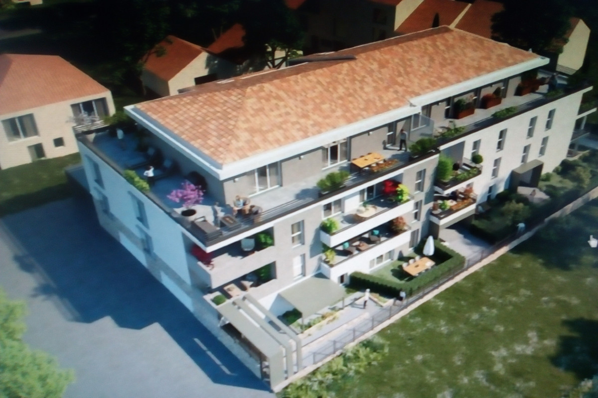 Cause départ en retraite de 4 praticiens recherchons 2-3 Médecins généralistes et  2-3 Jeunes KINESITHERAPEUTES voulant intégrer une maison de santé privée  neuve  (300 m2) située dans  la vallée de la seine avec  vue panoramique. remplacement possible durant la phase de construction de cette dernière. 
 Secteur  OUEST de l? ILE DE FRANCE   département  27 et 78 en fort développement  économique , venez découvrir ce  programme  de maison de santé pluridisciplinaire  et  d?un ensemble immobilier  neuf de  60 logements  en  Vente en Etat  Futur d?Achèvement ( VEFA) , dispositif défiscalisant  PINEL   situés à 55 minutes  de Paris dans un cadre tant  urbain  que rural   unique et verdoyant. 
A moins d'une heure de Paris,  travaillez et investissez à GAILLON 27600 Vallée de la seine   axe PARIS-ROUEN- LE HAVRE  en toute sécurité dans le cadre unique de l'éco-Résidence BELLAVISTA  où notre nouvelle résidence prend place au c?ur d?une communauté de commune de 20 000 habitants . gare SNCF à 10 minutes à pied,  à destination  de  Paris Saint Lazare  ou de  la Côte Normande, à moins de 4 minutes de l'autoroute A13,  à 89 km de  Porte d?Auteuil.et à 45 min en voiture de la Défense. Ville  située dans le département de l'Eure, Gaillon est aussi connue pour sa proximité avec Vernon-Giverny et la célèbre fondation Claude Monet.

Entre ville, nature et culture, vous serez séduit par cette   ville à l'accent  nature , prisée pour son calme , au panorama exceptionnel où se concentrent loisirs & commerces, ainsi que par sa biodiversité, et  ses sites naturels .

 C?est dans ce cadre idyllique que se situera  cette maison de santé  « BELLA VISTA » incorporée dans   une résidence (construite en  toit-terrasse )moderne de 3 étages située dans un quartier  dynamique, à proximité de tous les commerces à pied. ouvrant sur de grands espaces extérieurs exposées sud/est/ouest, 
Ce nouveau lieu de vie et de travail est entouré à pied , de commerces, de services de santé maison de santé publique ,  d?écoles, de collèges, de lycée,  d?une piscine,  d?un Golf ( 9 trous ) , d?un conservatoire de musique et de diverses associations culturelles et sportives stade et sa piste d?athlétisme, 6 courts de tennis, 3 centres équestres ?  Les avantages, une situation géographique idéale à 55 min de Paris et de Rouen ( Gare, Autoroute, Route Nationale) d?une résidence qualitative  avec sa vue panoramique exposé plein sud sur la vallée de la seine.   Projet appuyé par l?ordre des  KINESITHERAPEUTES  régional.    par la communauté d?agglomération locale ( aide à l?installation etc) . Contact 07 49 84 24 77 ou pierreantoine3630@yahoo.com .