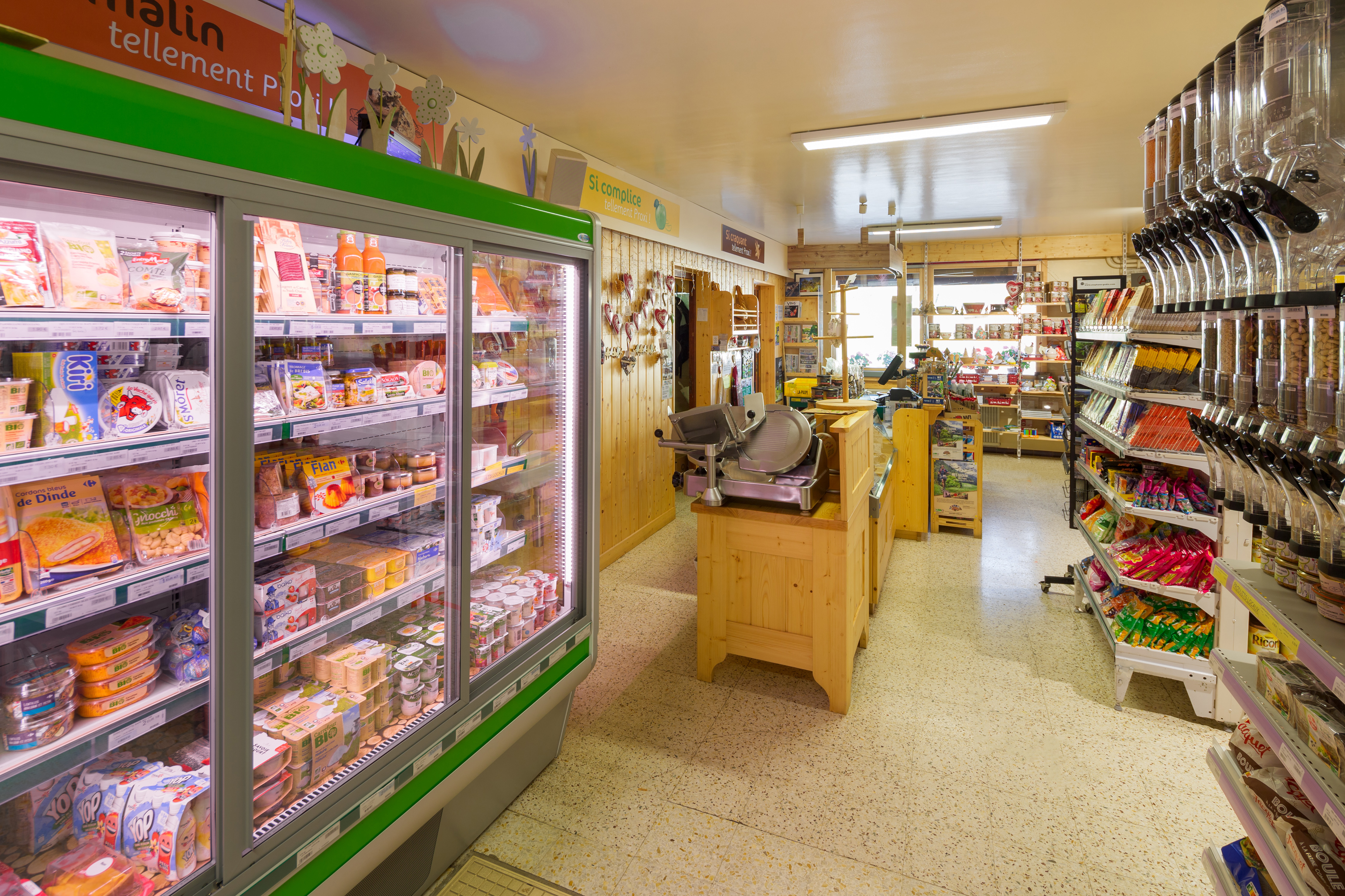 Vente d'une épicerie multi-services, sous enseigne Proxi (Groupe Carrefour).
Située au coeur d'une station de ski du haut Jura, prisée aussi bien en hiver qu'en été.
Magasin d'une belle surface de 95 m2, équipé de la climatisation et d'un rayon traiteur, charcuterie, fromage à la coupe. Le magasin dispose d'une réserve de 56 m2, 1 chambre froide, 1 bureau, le tout très bien entretenu, ambiance chaleureuse avec beaucoup de bois.
Les services proposés sont la presse, les produits locaux, le gaz et le pain. CA stable, avec une belle marge de progression en augmentant l'amplitude horaire. Le magasin ferme 5 semaines par an pour congés.
Le prix demandé pour le fonds de commerce est de 100 000 €. Loyer de 462€ mensuel. Idéal pour un couple ou 2 associés.