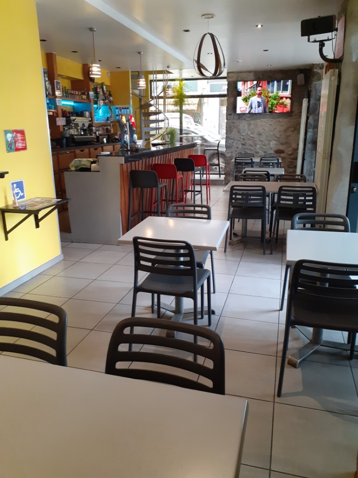 A vendre, RESTAURANT BAR SNACKING bénéficiant d'un emplacement de choix, situé au cœur de la commune de Saint Girons dans la rue principale.  A proximité immédiate des principaux arrêts de Bus et de commerces générant un flux important (Tabac, Pharmacie).
Cet établissement a entièrement été rénové en 2016, la terrasse en 2017.

Il présente une salle de restaurant pouvant accueillir 24 couverts. Une terrasse abritée permet d'accueillir 26 couverts supplémentaires.
La surface totalise 100 m2.

- Places de stationnement à proximité du local.
- Emplacements de taxis à proximité et la station Guzet Neige à 30 kms avec départ en bus à côté du café.
- Activité en augmentation constante depuis la création de l’entreprise et des perspectives de croissance du chiffre d’affaires sont possibles en proposant des services et activités supplémentaires.

Au 1er étage il y a une salle de réunion avec une salle de stockage puis une autre pièce avec une salle d'eau juste à côté (possibilité de logement). 
Au sous-sol réserve boissons + pièce stockage fûts bières avec groupe.

Accompagnement des repreneurs possible.
Très bon chiffres d'affaires.
Loyer 800euros.
Prix à débattre.