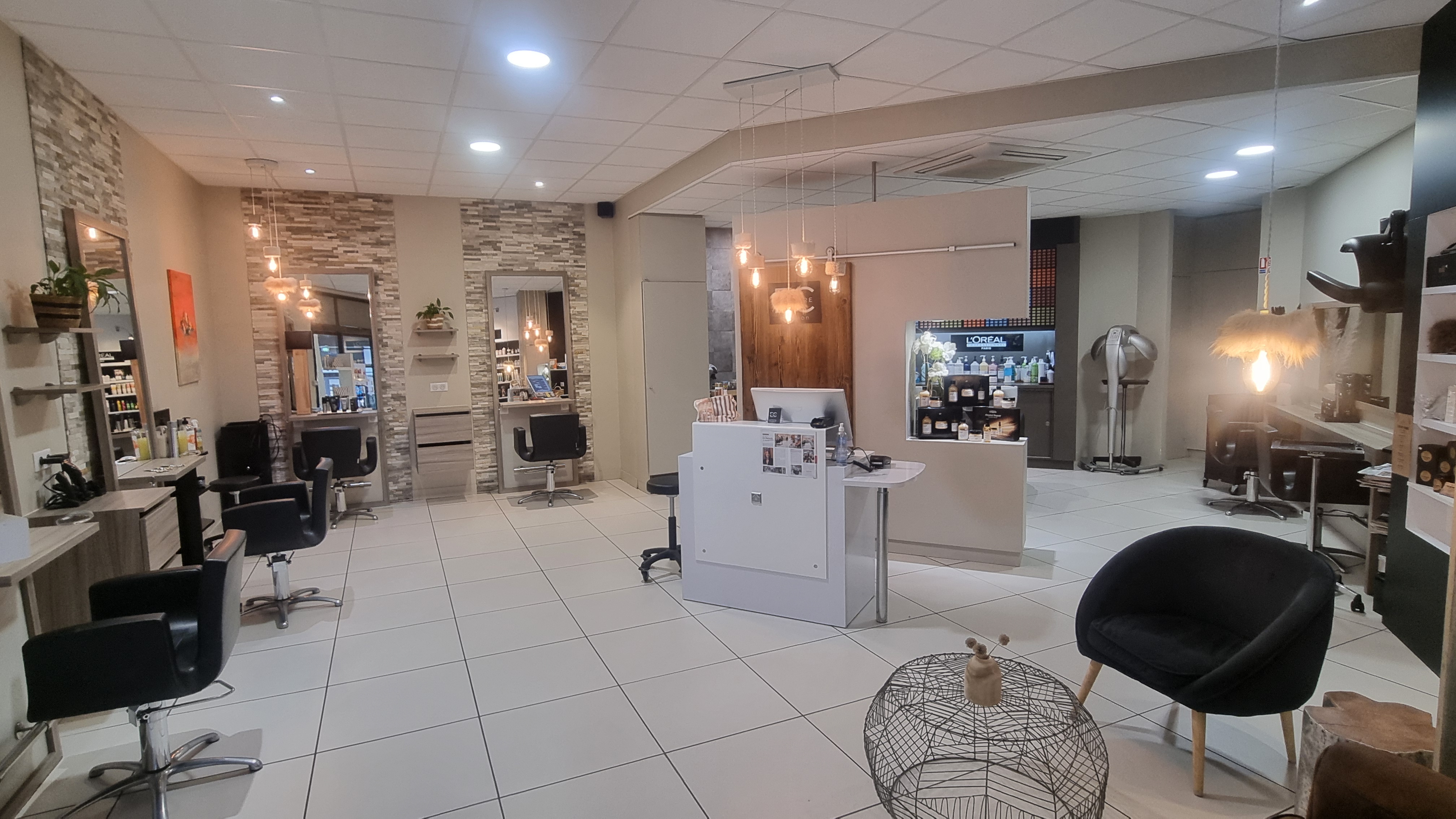Projet de transmission – Aime-la-Plagne, Savoie

Une belle histoire à poursuivre!

Après plus de 43 années consacrées avec passion au métier de la coiffure, je souhaite aujourd’hui préparer la transmission de mon salon Emotion Coiffure, à l’occasion de mon départ à la retraite prévu début 2028.

Mon souhait est de transmettre bien plus qu'un salon : un  lieu chaleureux, un établissement fonctionnel, une clientèle fidèle, une équipe professionnelle et une activité qui possède encore de belles possibilités de développement.

 UN EMPLACEMENT PRIVILÉGIÉ

Emotion Coiffure est situé dans la galerie commerciale du E.Leclerc à Aime-la-Plagne, au cœur de la vallée de la Tarentaise au pied de la station de La Plagne.

Le salon bénéficie :

- d'un emplacement au sein d'une galerie commerciale attractive ;
- d'une clientèle locale fidèle ;
- d'une clientèle touristique importante grâce à la proximité immédiate des stations de La Plagne ;
- de nombreux  travailleurs saisonniers;
- d'un environnement commercial permettant une bonne visibilité et un passage régulier.

La situation géographique constitue un véritable atout pour un professionnel souhaitant s'implanter ou pour un groupe désirant développer son activité en Savoie.

 LE SALON
Surface : 66 m²
Le salon climatisé est aménagé et immédiatement exploitable.

Il comprend notamment :
- 2 bacs de lavage dont un massant ;
- 4 postes de coiffage ;
- 2 postes techniques;
- un espace attente et 2 beaux espaces vente donnant sur une vitrine passante;
- une réserve avec  lave-linge et sèche-linge ;
-  un espace de pause pour les collaborateurs.

Le salon fonctionne actuellement 6 jours par semaine mais le bail 3/6/9 renouvelé en 2025 permet plus de souplesse 5 jours semaine avec pause déjeuner.



 UNE ÉQUIPE EN PLACE

L'un des principaux atouts de cette transmission est la présence d'une équipe professionnelle déjà constituée.

Les collaborateurs connaissent parfaitement :

- la clientèle ;
- le fonctionnement du salon ;
- l'organisation quotidienne ;
- les produits et fournisseurs ;
- les habitudes commerciales de l'établissement.

Mon souhait est de permettre à cette équipe de poursuivre son activité avec le futur repreneur.

 UNE CLIENTÈLE FIDÈLE

Au fil de plus de quatre décennies, Emotion Coiffure a construit une relation de confiance avec sa clientèle.
Le futur repreneur pourra ainsi bénéficier d'une activité existante plutôt que de devoir créer une clientèle à partir de zéro.

 DES POSSIBILITÉS DE DÉVELOPPEMENT

Le salon présente plusieurs perspectives intéressantes :

- développement de l'activité barbier ;
- développement de l'onglerie et parfumerie;
- augmentation de la vente de produits et accessoires ;
- possibilité d'intégrer un concept ou une enseigne de coiffure ;

Le futur acquéreur pourra donc s'appuyer sur une activité existante , saine et en pleine progression tout en apportant ses propres idées et son dynamisme.

 UN TERRITOIRE À FORT POTENTIEL
Aime-la-Plagne bénéficie d'une situation privilégiée au cœur de la Tarentaise.

La proximité de La Plagne, station internationale, apporte une clientèle touristique importante et une activité économique liée au tourisme.

Le développement futur du territoire et les perspectives liées aux Jeux olympiques de 2030 renforcent également l'intérêt de cette implantation à long terme.

 UNE TRANSMISSION ACCOMPAGNÉE 
Je souhaite que cette transmission se fasse dans les meilleures conditions possibles, je suis donc prête à accompagner le futur repreneur afin de lui transmettre :
- l'histoire et le fonctionnement du salon ;
- les habitudes de la clientèle ;
- les fournisseurs ;
- l'organisation du travail ;
- les méthodes de fonctionnement ;
- les informations nécessaires à une reprise progressive.

L'objectif est de permettre au repreneur de prendre ses marques sereinement et de préserver la relation construite avec la clientèle et l'équipe.
 À QUI S'ADRESSE CE PROJET ?
Cette opportunité peut correspondre notamment à :

• un coiffeur souhaitant devenir chef d'entreprise ;
• un professionnel déjà propriétaire d'un salon souhaitant développer son activité ; 
• un investisseur accompagné d'un professionnel de la coiffure ;
• un groupe ou une enseigne souhaitant s'implanter en Savoie ;
• un réseau de franchise recherchant un salon existant à reprendre ou à transformer.
UNE HISTOIRE À CONTINUER…
Après plus de 43 années de métier, cette transmission représente pour moi une nouvelle étape.
Je souhaite trouver la bonne personne ou le bon groupe pour continuer l'histoire d'Emotion Coiffure, tout en respectant ce qui a été construit au fil des années.

Le salon est prêt à accueillir un nouveau projet.

Emotion Coiffure
Aime-la-Plagne – Savoie
Projet de transmission à l'occasion d'un départ à la retraite prévu début 2028.
Visite du salon et présentation plus détaillée sur rendez-vous.