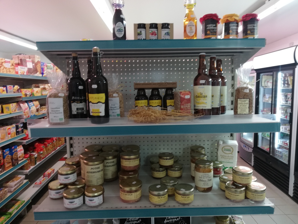 A vendre épicerie dans un village à 1000 m d'altitude.
Tournées aux alentours.