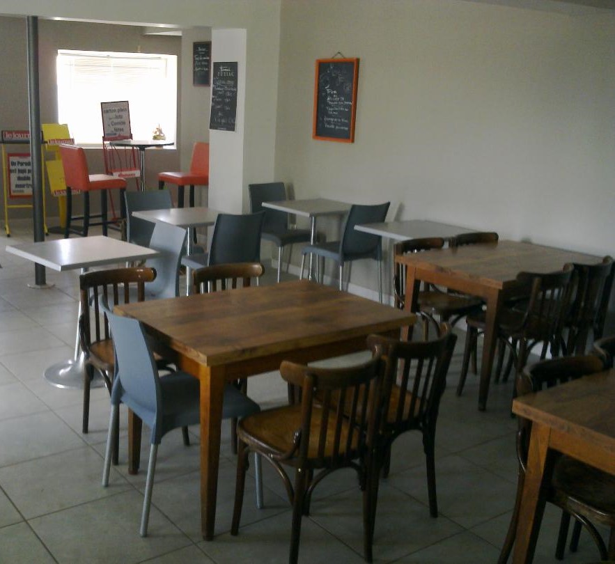 Vends  un immeuble  de 2 anciens commerces  qui a été  transformé en un restaurant (sans mobilier)  comprenant 1 laboratoire de cuisine tout carrelé ,   1 véranda avec toilette ( pour 50 personnes assises ), 1 salle avec bar, 1 salle de jeu, 1 chaufferie,  1 réserve, 3 caves sur une surface de 180m2 , 1 étage avec 2 escaliers intérieurs et 1 à l'extérieur en pierre, 1 salle de bains  avec baignoire ,1 WC , 4 chambres et 1 petite pièce . 2 cheminées en pierre de bourgogne parquet chêne et sapin, tommettes rouges et grenier  aménageable et 800m2 de cour jardin clôturé. Peut convenir à un gîte avec salle de réception, proximité d'une boulangerie pâtisserie, cave avec location de tireuse de bières. Village calme avec Loire et canal de Roanne Digoin .Pour plus de renseignements, contacter par mail ou laisser un message sur le portable.
