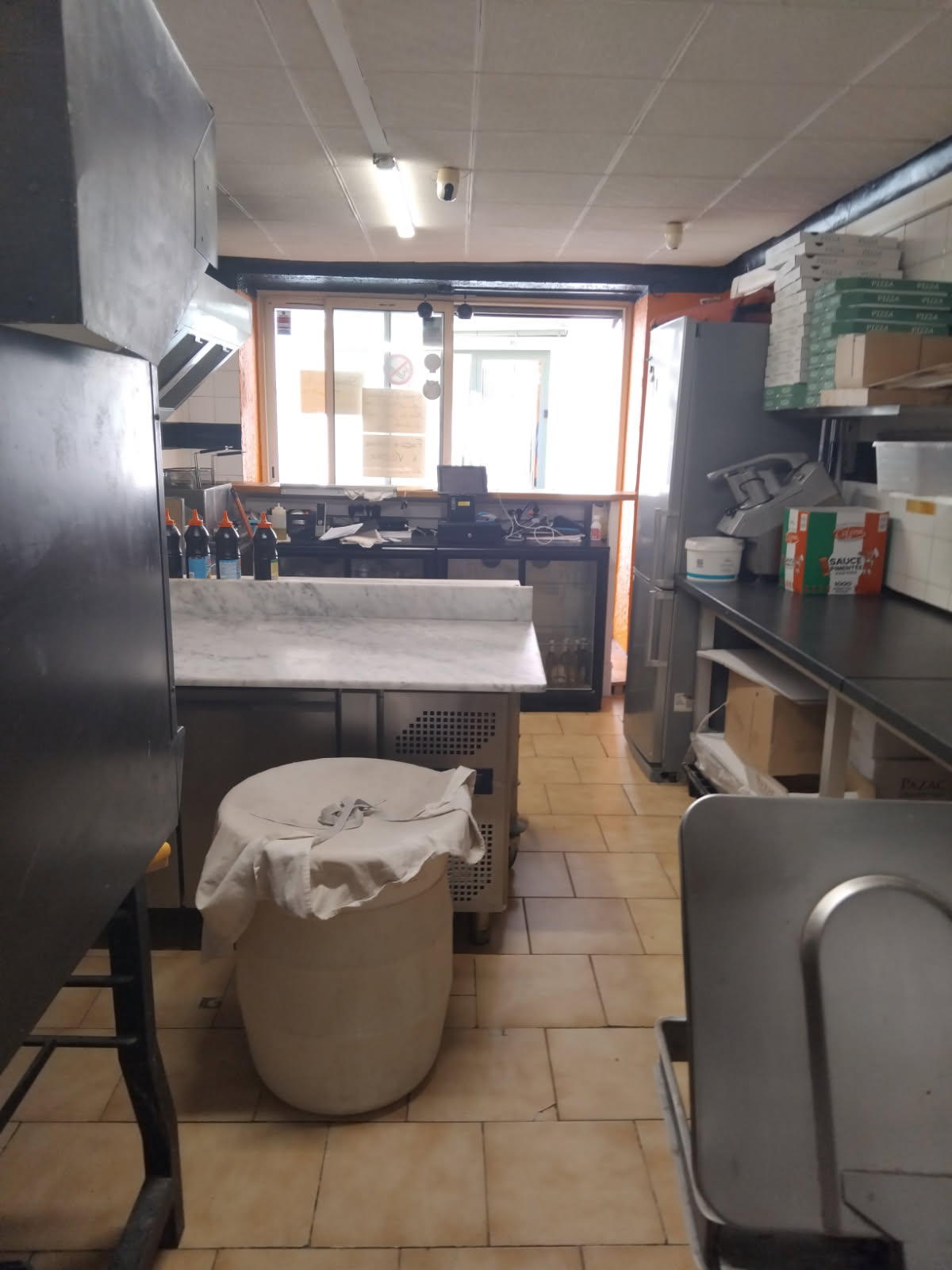 Fond de commerce pizzeria snack a. Emporter de 50m2 avec chiffre d'affaires pour 2024 de 10000€ loyer 352€ possibilité d achat des murs . 
Four électrique, plancha, friteuse, frigos, place de parking, réserve.
Situé dans un village de 1100 habitants avec une grosse affluence touristique de juin a novembre. Capitale du parapente.
Je vends car j ai deux affaires et il est compliqué de s occupé des deux .
Possibilité de formation au métier.