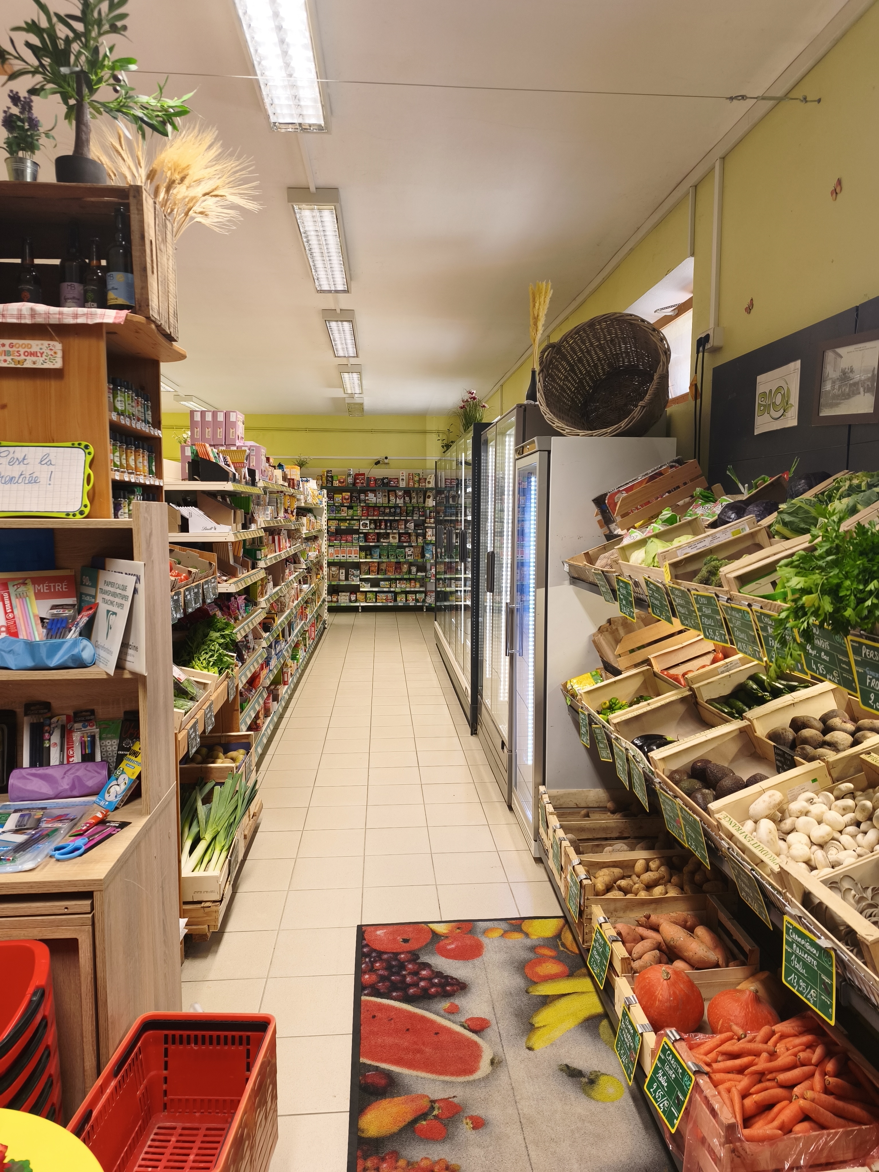 Épicerie à la croisée de 3 vallées : Hautes-Alpes, Baronnies et Drôme dans un charmant village classé petite cité de caractère.
C'est un commerce qui tourne toute l'année grâce notamment aux personnes du coin et qui a un pique d'activité l'été grâce au tourisme!
Elle est en progression et offre la possibilité de la développer d'avantage !
Il y a une machine à reproduire les clés, une photocopieuse, une plastifieuse de documents. Et nous sommes aussi relais pick-up.
La surface de vente est de 80 mètre carré et la réserve/cave 40 mètre carré.
Je la vends car après presque 15 ans à la gérer j'aimerais changer de voix.
Le loyer est actuellement de 523 euros et sera un peu réévaluer pour le vente .
Le bail commercial sera renouvelé pour 9 ans.
Le prix de vente comprends le fond de commerce et les équipements, auquel il faudra rajouter le stock.
N'hésitez pas à me contacter pour de plus amples informations.
