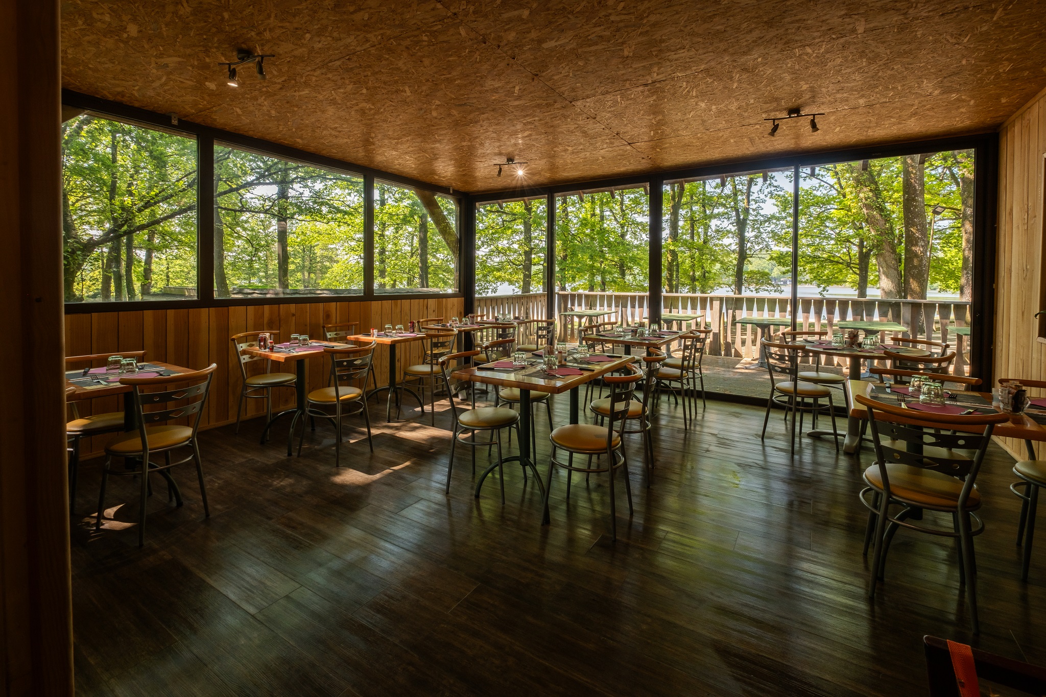A vendre Restaurant Au Refuge du Trappeur, situé dans un cadre arboré, au cœur de la forêt domaniale de Sillé-le-guillaume, au bord du lac de Sillé Plage.
CA annuel moyen de 643k€ (2019-2022)
Activité restauration traditionnelle : Restaurant situé face au lac de Sillé Plage avec une capacité de 80 couverts intérieurs et 180 couverts extérieurs. 
Activité Snack (bâtiment séparé) : Situé face à la plage, CA moyen 100k€ annuel avec une ouverture actuelle uniquement sur juillet aout mais possibilité d’ouvrir dès les beaux jours (Potentiel d’augmentation du CA)
Activité location gîte : Situé en face de l’hippodrome de Sillé-Le-Guillaume.
Activité avec une forte saisonnalité (environ 30 couverts jour en hiver et jusque 310 couverts jour en été).
Sous convention de sous occupation signée avec la 4CPS, d’une durée restante de 14 ans. (la propriété des murs est vôtre le temps de la durée de cette convention). Cette convention est renouvelable une fois arrivée à son terme.