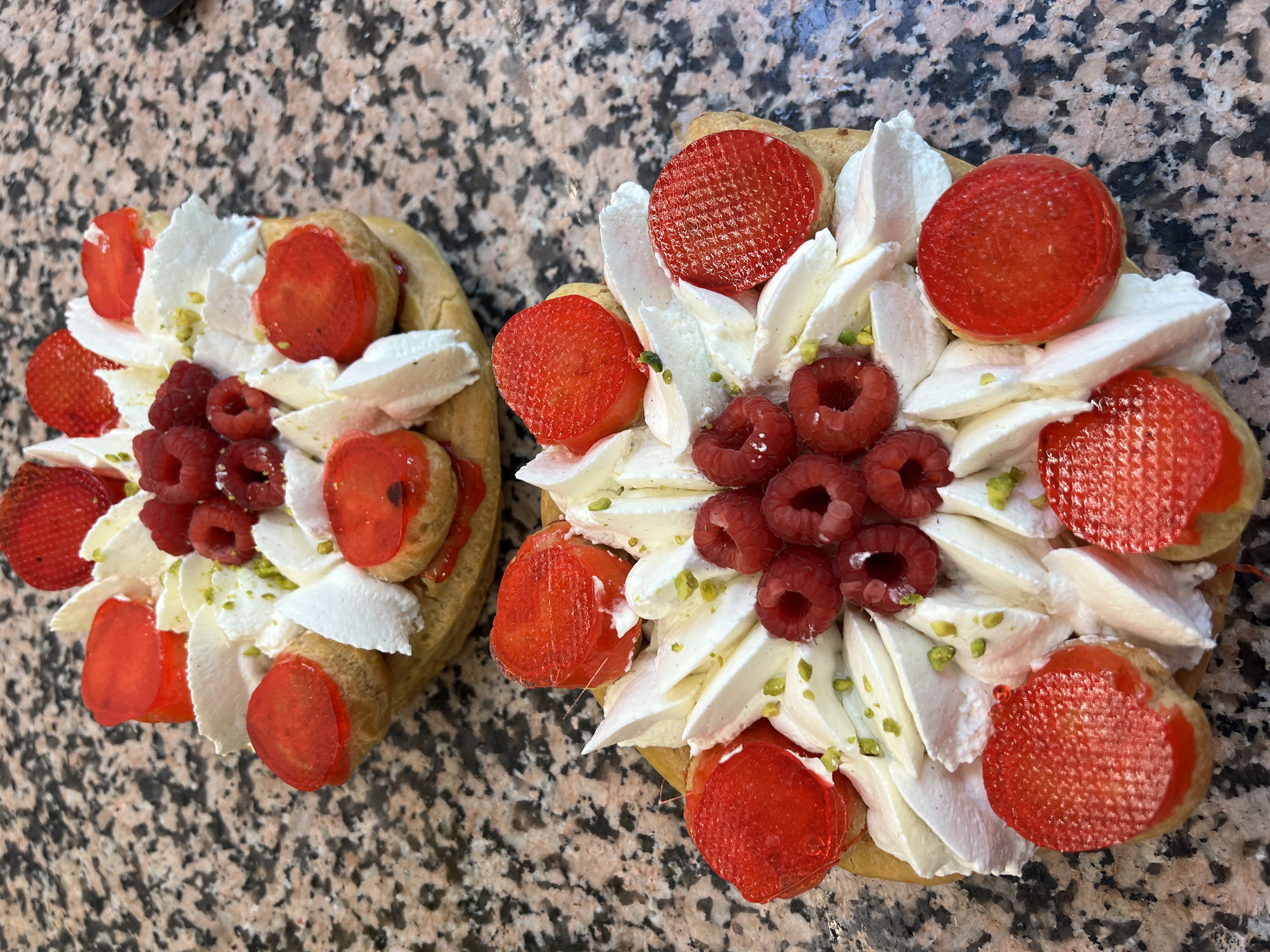 Sur la D940 à 5 minutes des célèbres falaises d’Etretat nous vous proposons notre boulangerie pâtisserie installée au centre d’un village dynamique avec les commerces de proximité, d’une pharmacie, de plusieurs artisans du bâtiment, d’un camping 5* , d’un parc accro branche et d’un vélo rail.  La dynamique du secteur se divise en trois clientèles différentes en fonction de l’année vous régalerez les locaux, la clientèle parisienne appréciera vos produits pendant les week-ends et les fériés et la clientèle touristique étrangère consommera avec gourmandise les spécialités. Le laboratoire et le fournil sont équipés d’un matériel récent .   Au dessus vous pourrez jouir d’un logement confortable et vaste. Cette affaire est toujours en évolution et conviendra à des professionnels motivés et passionnés par la fabrication de qualité.
