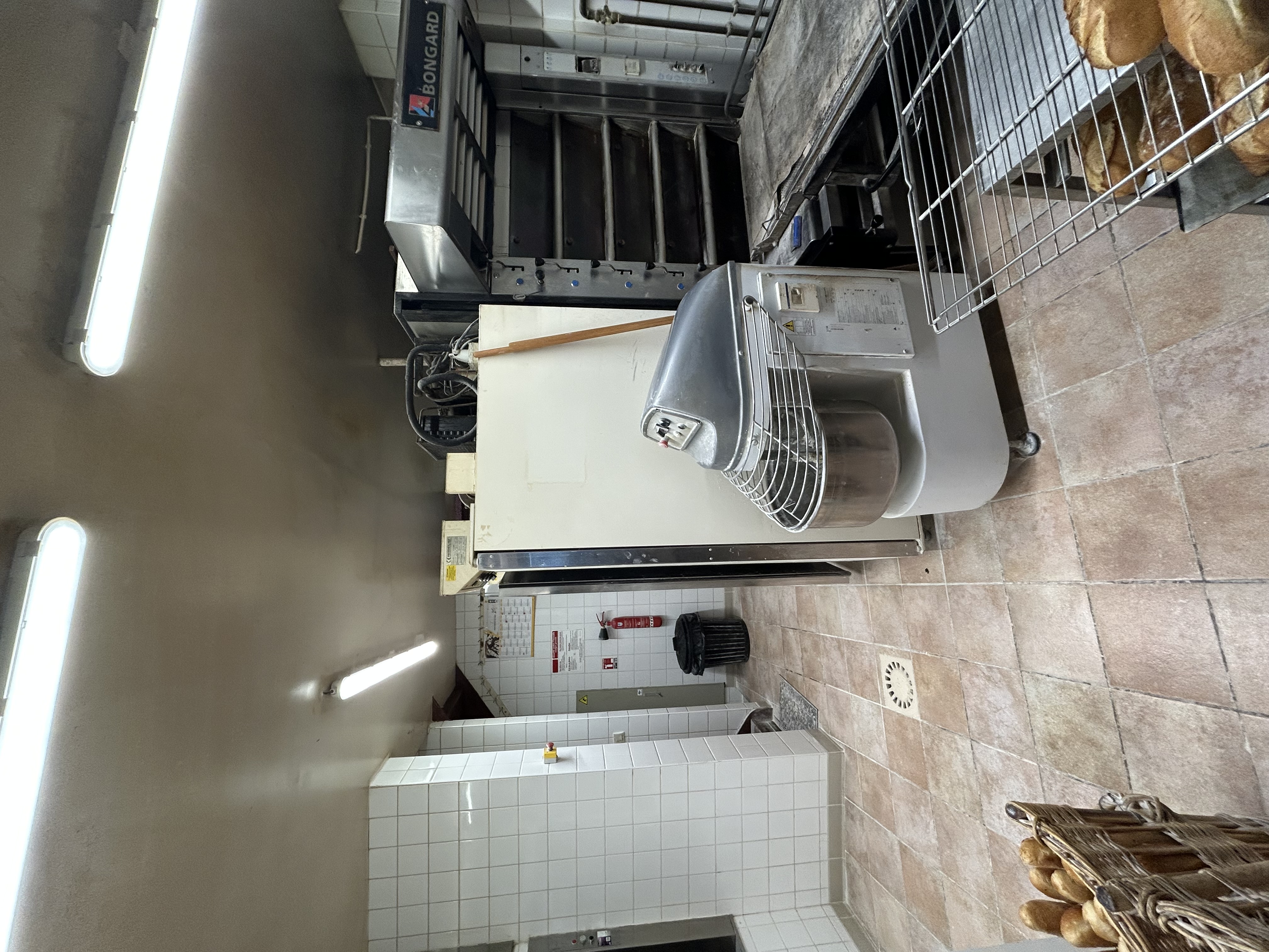 A vendre Opportunité exceptionnelle !
Cette Boulangerie-pâtisserie idéalement située sur le port d’une ville très touristique, à proximité d’Eu.
L'Emplacement stratégique offrant une forte visibilité et un flux constant de clientèle toute l’année, avec une activité particulièrement soutenue en saison estivale.
Le magasin est fonctionnel et immédiatement exploitable, sans travaux intérieurs à prévoir. L’espace de vente, situé au rez-de-chaussée, est bien agencé et permet une présentation attractive des produits.
Le fournil est opérationnel et adapté à une production régulière et optimisée.
Au sous-sol, le laboratoire de pâtisserie est entièrement équipé et fonctionnel. Les deux niveaux sont reliés par un monte-charge facilitant l’organisation du travail et la circulation des marchandises.
La façade est à refaire, offrant l’opportunité de moderniser l’image du commerce et d’optimiser encore davantage son attractivité sur le port.
L’établissement dispose également d’un appartement fonctionnel, un véritable atout pour un exploitant ou un couple souhaitant vivre sur place. À noter : pas de cour.
L’activité actuelle comprend pains traditionnels et spéciaux, viennoiseries, pâtisseries et snacking. Très fort potentiel de développement sur la partie snacking, glaces, boissons fraîches et vente à emporter durant la saison estivale, particulièrement adaptée à la clientèle touristique du port.
Affaire saine, outil de travail performant, idéale pour un professionnel souhaitant s’installer dans un secteur dynamique à fort potentiel.