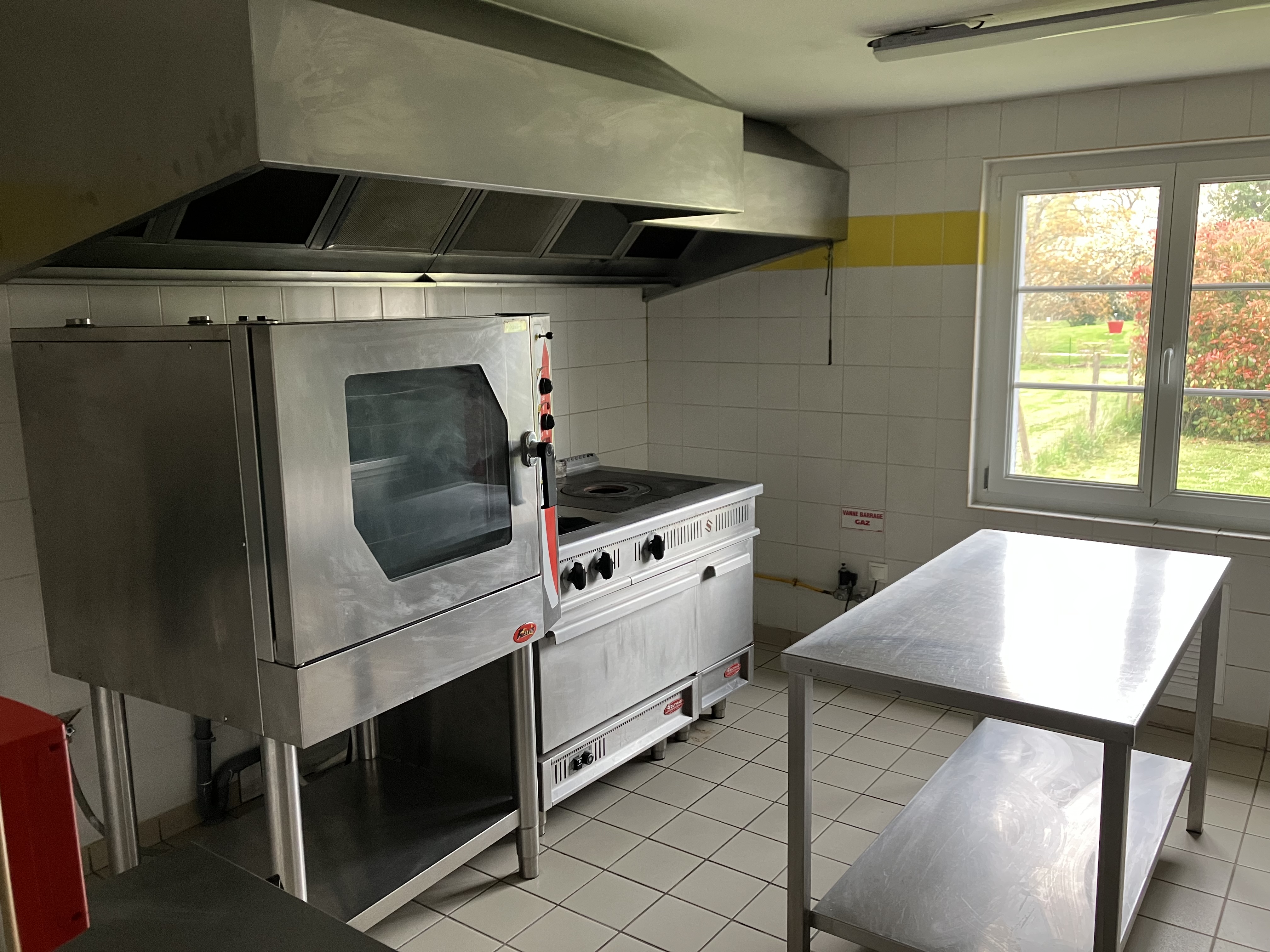 Bail commercial.

Bar restaurant situé à une quinzaine de kilomètres de Moulins-Sur-Allier (03).
A  proximité de la Route Nationale 7 et de l'Arborétum de Balaine.

- Cuisine fonctionnelle
- Licence IV 


Repreneur souhaitant un local prêt à exploiter.

Salle du bar 26,72 m2
Salle du restaurant 45,00 m2.
Terrasse extérieure

Loyer 489 €