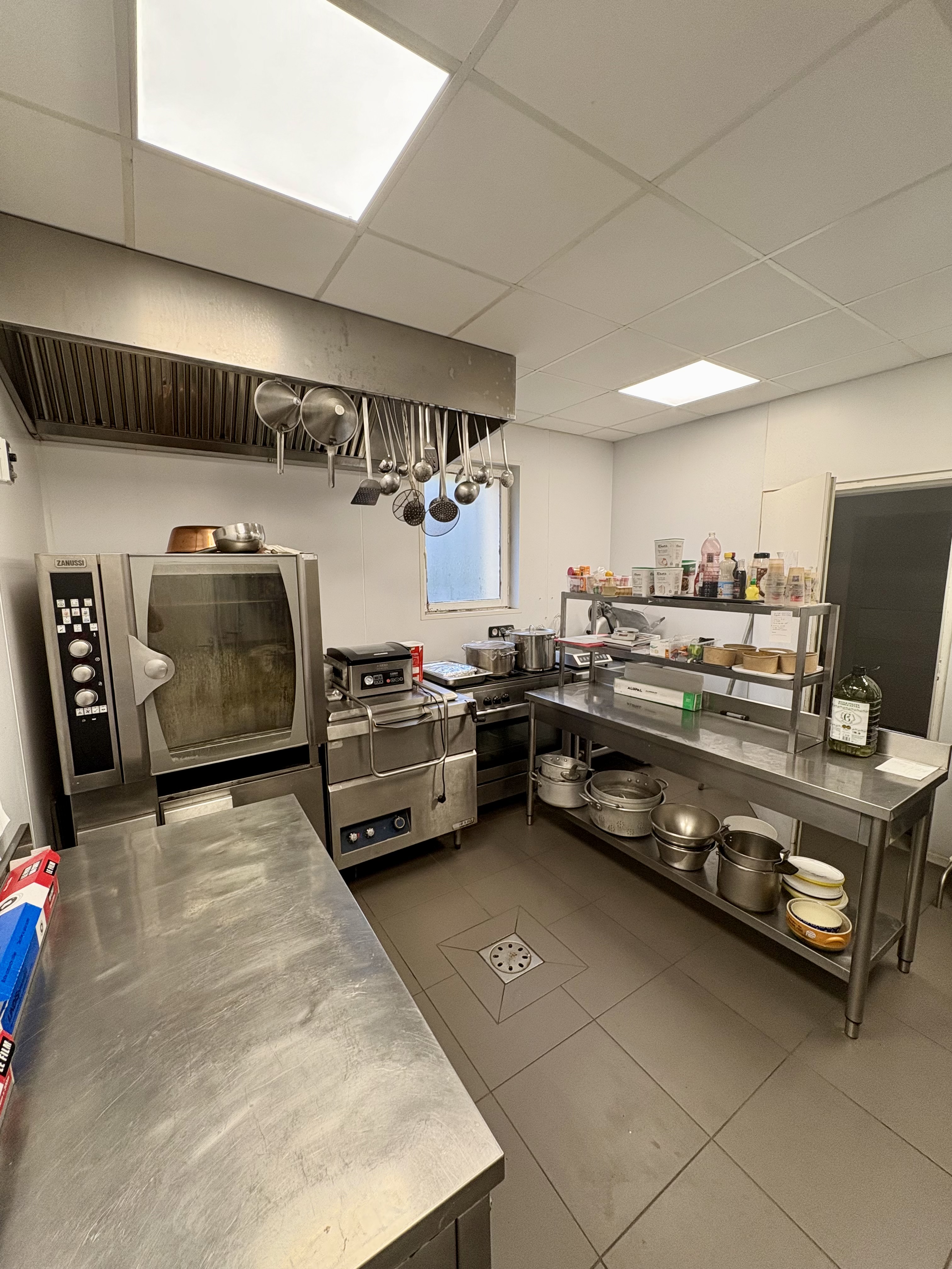 Fonds de commerce MAUGES SUR LOIRE

Épicerie / traiteur à vendre - LE MESNIL EN VALLEE (49410)
- - - - - - - - - - - - - - - - - - - - - -
À vendre fonds de commerce de supérette situé dans un petit village à proximité de Saint-Florent-le-Vieil, sur axe passant offrant une excellente visibilité.
Offrant un bel espace de vente, une cuisine, réserve et SAS de livraison.

Ensemble fonctionnel et rénové, idéal pour une activité de commerce de proximité ou une reprise clé en main.
- - - - - - - - - - - - - - - - - - - - - -
Contact : Immobilier.notaires® et l’office notarial THEBAULT à Varades
ou le gérant de la boutique M.BORE 0612943983