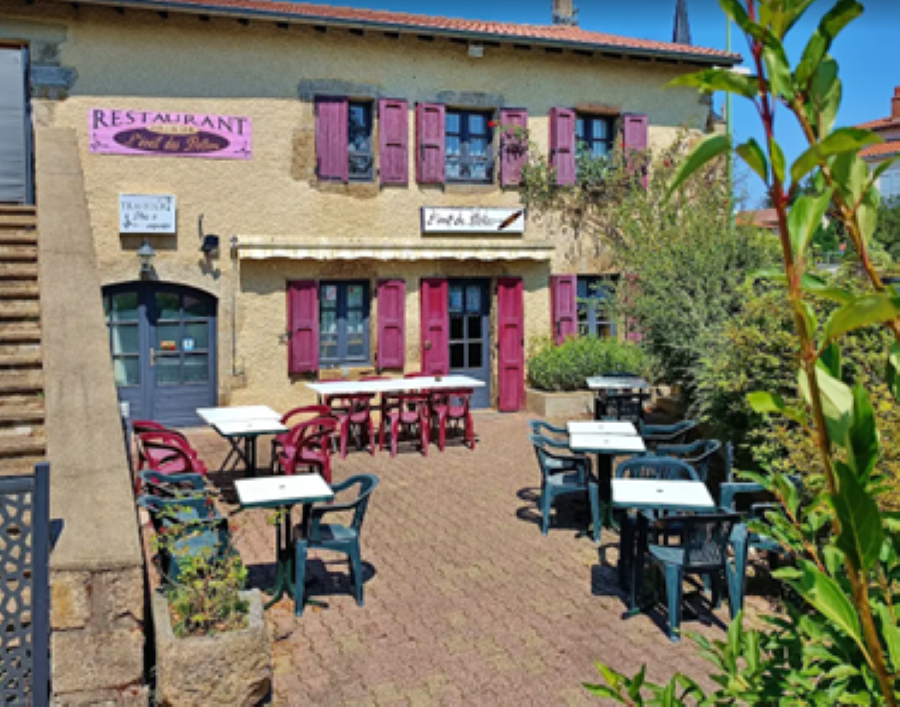 À céder, fonds de commerce de restaurant-bar exploité depuis 2007, situé au cœur des “3 terres”, au carrefour de la Haute-Loire, du Puy-de-Dôme et de la Loire. L’établissement bénéficie d’un environnement de passage intéressant et d’une clientèle locale fidèle, dans une zone de chalandise élargie par la proximité de plusieurs départements. L’activité bar avec licence IV et l’activité restaurant sont bien séparées par la cuisine, ce qui offre une organisation fonctionnelle et confortable. La salle de restaurant est très grande, avec une
capacité d’environ 60 à 65 couverts, et un agencement adapté à une restauration traditionnelle ou conviviale. Le fonds est exploité avec du matériel professionnel (four à pizza, four vapeur, chambre froide, etc.) permettant une reprise dans de bonnes conditions. À ce jour, l’activité n’est pas pleinement exploitée, l’ouverture étant principalement concentrée sur les services du midi, ce qui laisse de réelles perspectives de développement sur les soirs, les week-ends ou des prestations complémentaires. Le local est exploité dans le cadre d’un bail commercial 3-6-9, la mairie étant propriétaire des murs. Le loyer annuel est d’environ 6.445 € HT. Un logement de fonction T3 d’environ 90 m² est également disponible pour un loyer de 220 €. Il existe par ailleurs un potentiel d’évolution vers une activité de chambres d’hôtes, sous réserve de travaux et d’aménagement des chambres. Prix de vente : 49.000 €. Atouts de l’entreprise : ·Emplacement stratégique au carrefour de trois départements. · Clientèle locale fidèle et passage régulier. · Activité bar et restaurant
bien distinctes et fonctionnelles. · Grande salle de restaurant. · Licence IV incluse. · Matériel professionnel en place. · Activité non pleinement exploitée, donc fort potentiel de développement. · Possibilité d’ouvrir davantage en soirée et le week-end. · Logement de fonction T3 disponible à faible loyer. · Potentiel de développement en chambres d’hôtes. · Mairie propriétaire des murs. · Possibilité
d’accompagnement par le cédant. L’entreprise est exploitée en entreprise individuelle. Le cédant part à la retraite et souhaite transmettre son affaire dans de bonnes conditions, avec la possibilité d’un accompagnement du repreneur pendant environ 3 mois. Un Renault Kangoo de 2019 pourra également être cédé en supplément du fonds si nécessaire. Merci de vous adresser au conseiller CCI pour étudier les subventions possibles en cas d'investissements (rénovation, matériel, mobilier etc.).