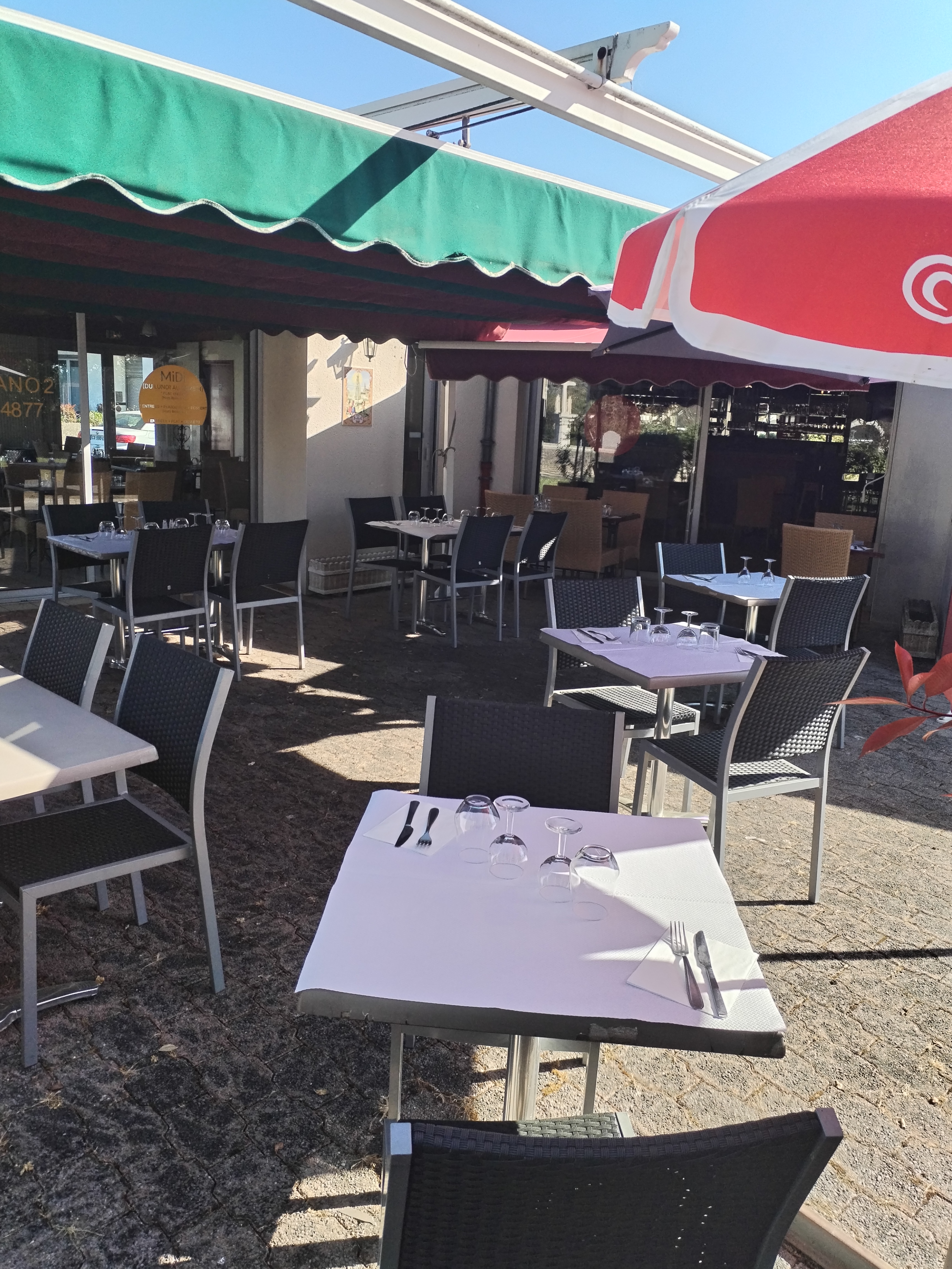 À VENDRE – MURS COMMERCIAUX – POEY-DE-LESCAR (64)
Idéalement situés au cœur du village de Poey-de-Lescar et à proximité immédiate du centre commercial, ces murs commerciaux bénéficient d’un emplacement stratégique avec une excellente visibilité et un fort passage.
Surface totale : 164 m²
Local lumineux, fonctionnel et facilement aménageable, adapté à de nombreuses activités.
✅ Emplacement recherché
✅ Stationnements à proximité
✅ Bonne visibilité
✅ Environnement dynamique et commerçant
✅ Possibilité tous commerces
Bien idéal pour investisseur ou exploitant souhaitant s’implanter dans un secteur attractif et en plein développement.
Pour tout renseignement complémentaire ou organiser une visite vous pouvez me contacter au 0608527832.