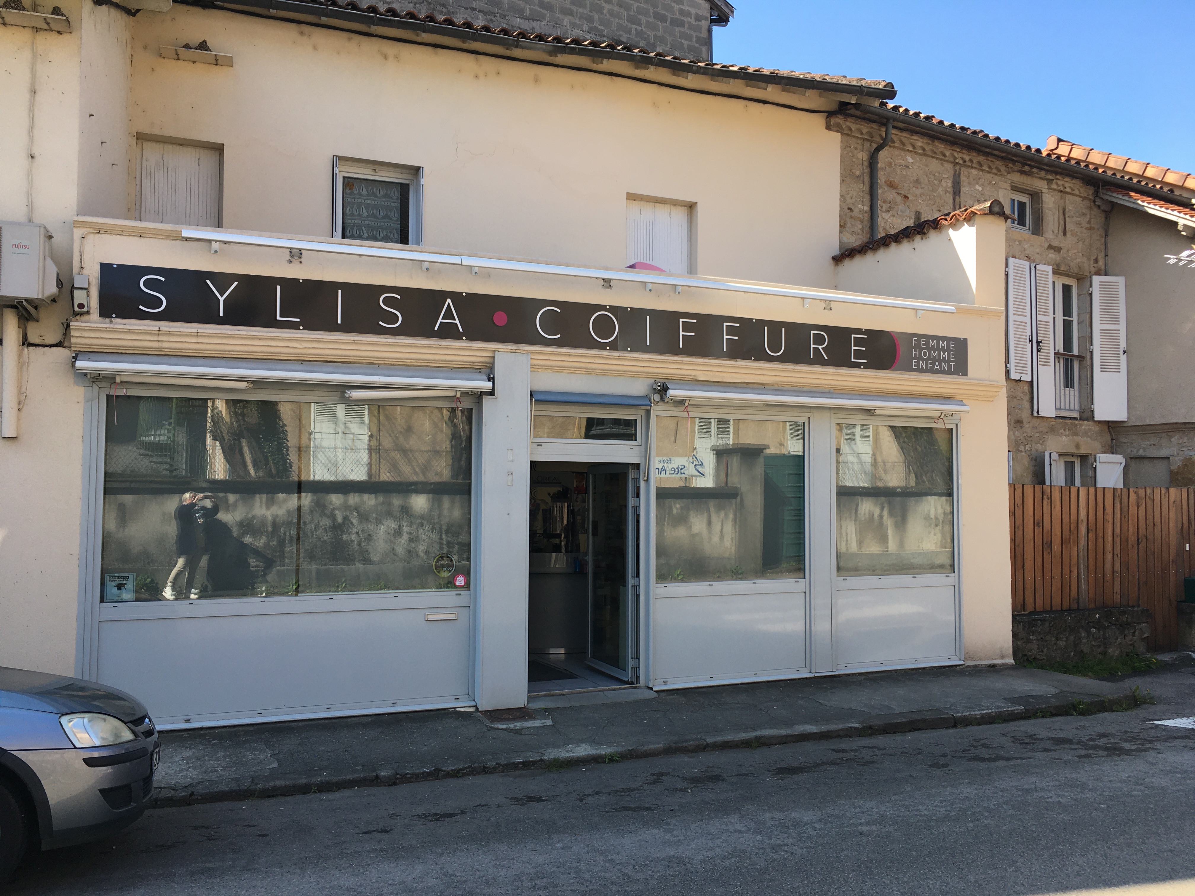 À vendre fond de commerce salon de coiffure 
Installé depuis 27 ans
Dans une zone dynamique centre ville
Ce salon bénéficie d’une clientèle fidèle 
Coiffure mixte hommes femmes enfants 
Chiffre d’affaires annuel 84000€
Local de 70M2
Bail 3,6,9
Loyer 600€ttc
Produits Loreal 
Prix de vente 45000€