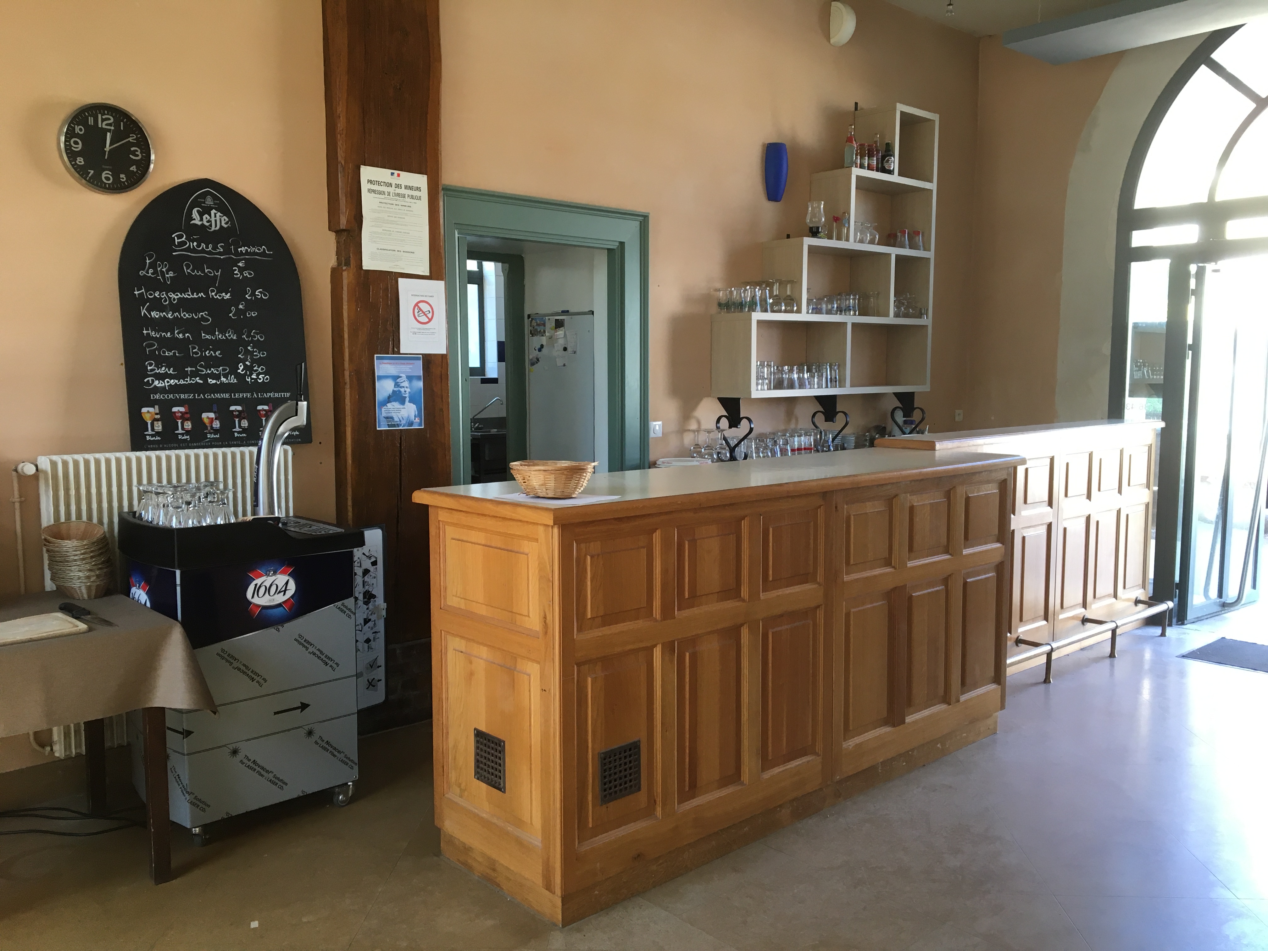 A reprendre en location-gérance un bar-restaurant avec licence IV situé au coeur du village dans un bâtiment communal.
Comme de 330 habitant en région Puisaye, proche du chantier médiéval de Guédelon, de Saint Sauveur en Puisaye, de Saint-Fargeau ...

L'ensemble est composé :
- au rez de chaussée d'une salle avec bar d'environ 86 m² pouvant accueillir 40 personnes, d'une cuisine équipée, d'une laverie, d'une légumerie, de réserves et d'une terrasse
- à l'étage d'un logement T3

Clientèle locale, ouvrière et de passage.

Expérience en cuisine demandée.

Loyer de l'ensemble 550€ HT/mois