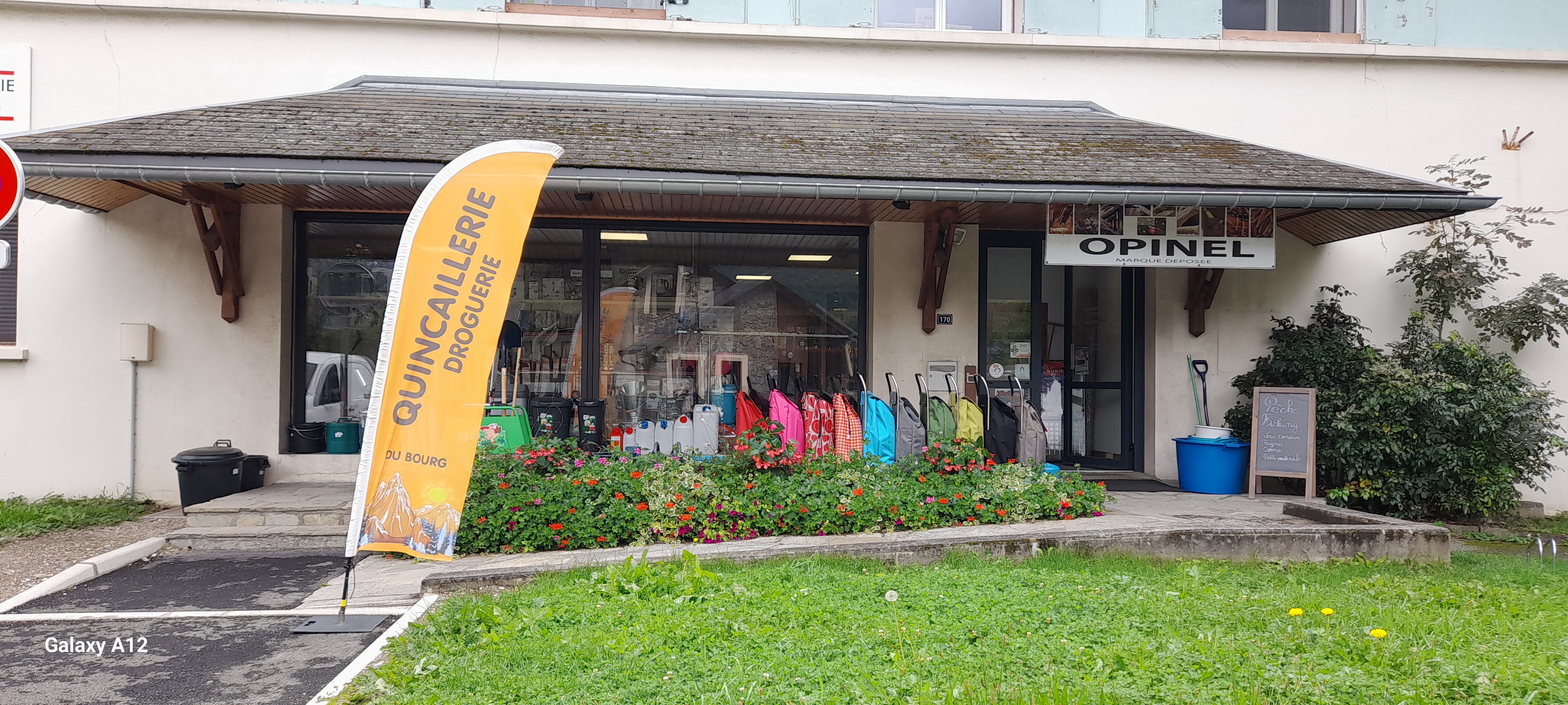 Cause départ retraite, vends fond de commerce exclusif quincaillerie (surface de vente 90 m² - 2 pièces de 20 m² faisant office de réserve  - 1 bureau de 20 m² - 1 kitchenette de 4 m² soit 154m²) Grande vitrine 5 m + SAS d'entrée vitré. 
Parking et accès PMR
Livraison facile d'accès

Situé à l'entrée et/ou sortie de Bourg d'Oisans (LABEL ville à vélo)

La clientèle s'étend de Livet et Gavet en passant par Allemond/Vaujany/Villard-Reculas/Oz en Oisans/Alpe d'Huez/Auris/les 2 Alpes et de nombreux villages de montagne jusqu'au Briançonnais (05).

Fréquentation : 
Pendant les vacances scolaires -> touristes et locaux, avant/après -> loueurs et locaux. 
Vacances d'été (50 à 75 personnes/jour (touristes, loueurs, locaux). 
Hors vacances et tout au long de l'année -> loueurs, saisonniers, locaux, commerçants et Administrations de l'Oisans.

Nombreux évènements à Bourg d'Oisans : concerts, pièces de théâtre, Fête des Minéraux, la Grande Foire, le Marché de Noël, Tour de France et aux alentours : la marmotte, tomorrowland, alpe d'huzes...