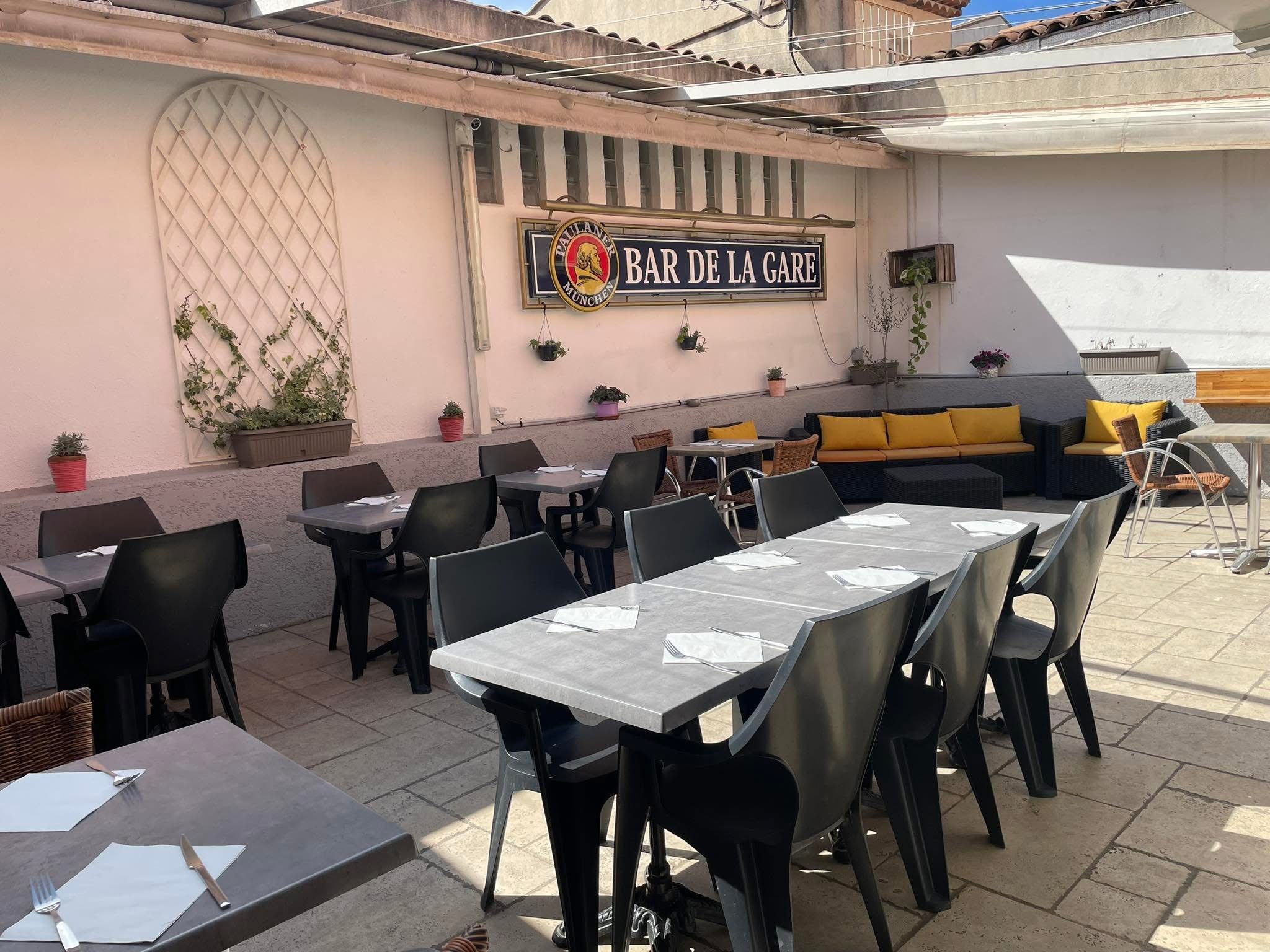 BAR CAFÉ RESTAURANT AVEC SYSTÈME D'EXTRACTION- PMU - FDJ
Situé à Trans-en-Provence (département du Var), au cœur de la région Provence-Alpes-Côte d'Azur, ce restaurant bénéficie d'un emplacement stratégique idéal entre la côte et l'arrière-pays.
À seulement 10 minutes (environ 5 km) de Draguignan, à proximité des axes routiers principaux, offrant un accès facile.
Le restaurant est en bon état et dispose d'une surface totale d'environ 159 m², incluant une terrasse arrière de 46 m². L'agencement comprend :
• Une vaste salle de restauration de 74 m²
• Une grande cuisine séparée (équipée d'un système d'extraction)
• Un espace de stockage
• Des sanitaires
• Une cave
Atout majeur : comprend un appartement de 3 pièces (83 m²) à l'étage avec accès direct au restaurant — très pratique pour habiter sur place et gérer l'activité.
Emplacement pratique :
• À environ 1 heure de route d'Aix-en-Provence
• À environ 1 heure 30 de Marseille
• À seulement 30 minutes de la côte (Fréjus, Saint-Raphaël)
Attire une clientèle locale nombreuse ainsi que des touristes.
Bail commercial valable jusqu'en septembre 2032.
Loyer : 2 077 €/mois (charges et appartement à l'étage inclus).