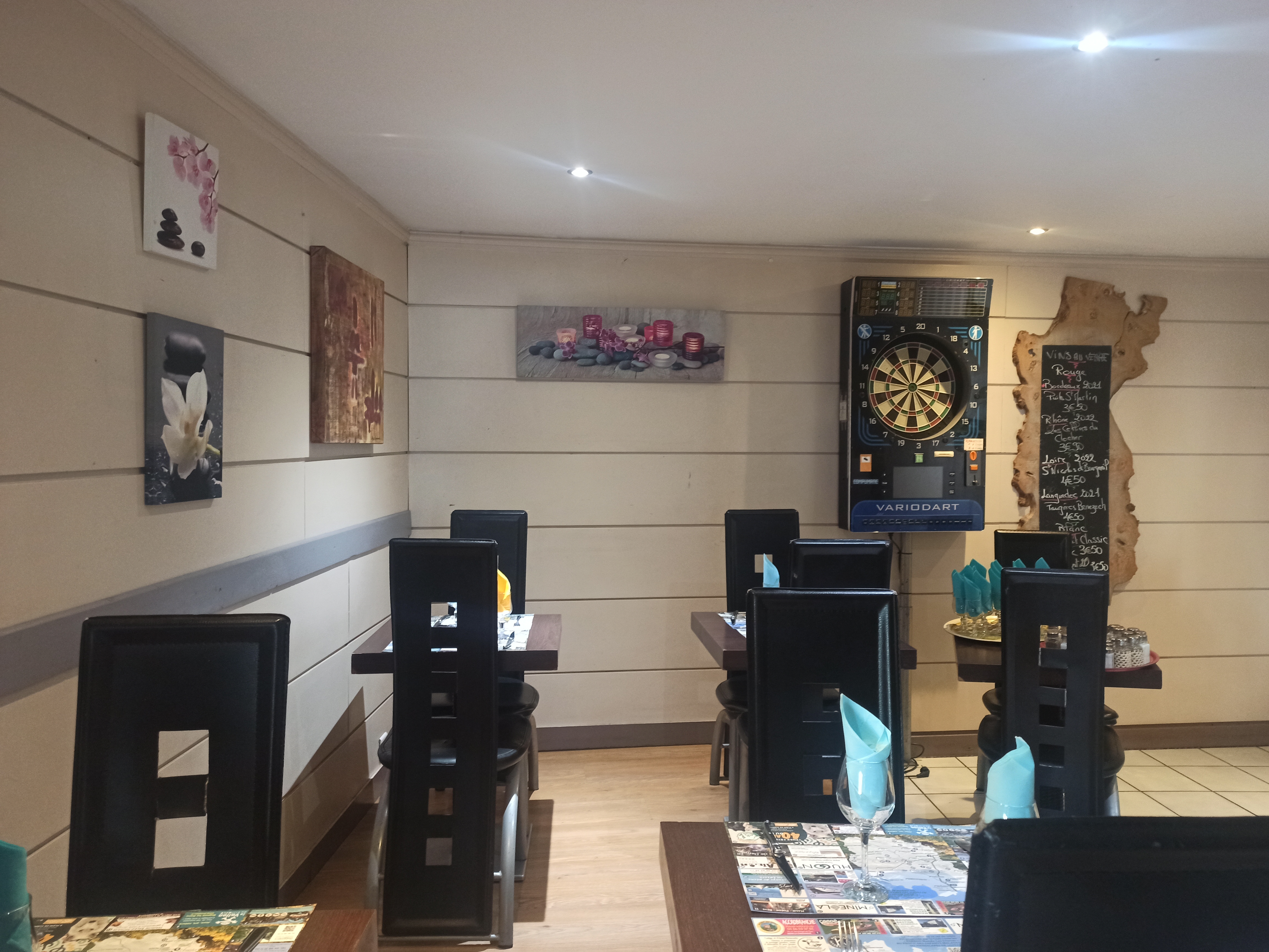 À céder, fonds de commerce de bar - restaurant exploité à l'année, situé aux portes du centre-ville de Mende, préfecture de la Lozère (environ 12 000 habitants).
L'établissement bénéficie d'un emplacement visible, à proximité immédiate de bureaux, commerces et services, générant une fréquentation régulière tout au long de l'année.
La clientèle est composée d'habitués locaux, d'une clientèle professionnelle ainsi que de touristes.
Accueil de la clientèle dès le matin avec une offre de petits-déjeuners. L'activité se poursuit avec un service de restauration le midi et le soir. Une offre complémentaire de type coffee shop / goûter est actuellement en cours de développement l'après-midi.
La salle de restaurant commune à la salle de bar, offre une capacité d'accueil d'environ 30 couverts, complétée par 30 couverts sous une pergola bioclimatique.
La configuration de la cuisine climatisée permet la préparation d’une offre de restauration rapide (burgers, salades, plats du jour), destinée aussi bien à une consommation sur place qu’à la vente à emporter.
L’établissement dispose d'une Licence IV. 
Opportunité idéale pour travailler en couple ou entre associés. 
Vente du fonds de commerce : 140 000 € et bail commercial : 1 300€ /mois TTC, ou location gérance : 2 800 €