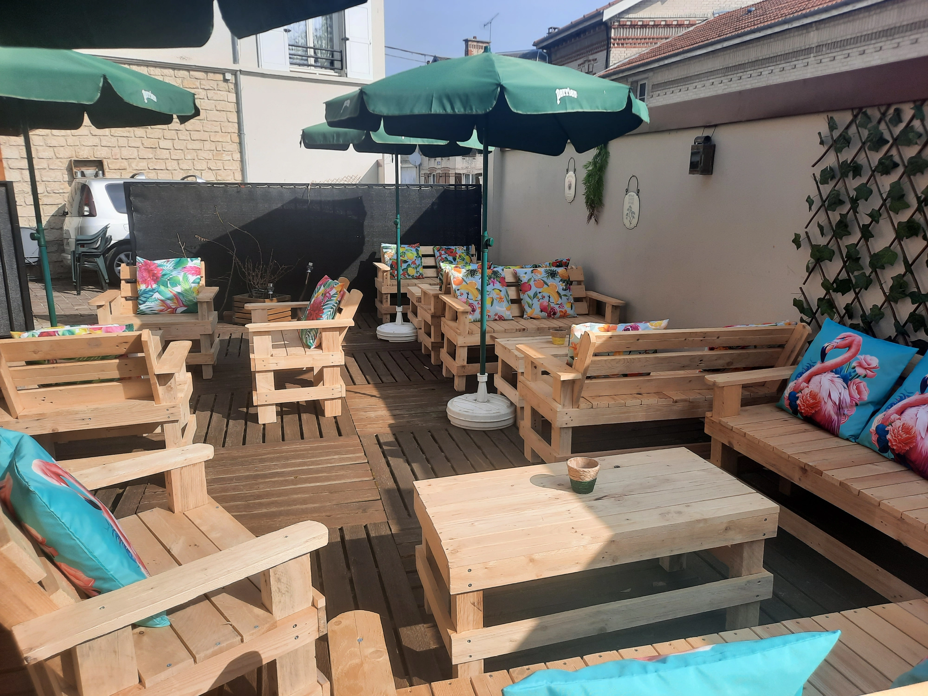 FONDS DE COMMERCE : BAR/TABAC/PMU/FDJ/BOUTIQUE   surface 174 m2.

     Dans un village dynamique avec de nombreux commerces à 10 minutes de Reims.

Clientèle fidèle!

Emplacement stratégique dans une zone très passante avec parking!

Deux grandes terrasses aménagées et ensoleillées sont un réel atout pour développer une activité de petite restauration (snacking, planches apéritives...)

Fort potentiel et chiffre d'affaire en constante progression.

Etablissement entièrement rénové dans un esprit chaleureux et cocooning!
Le PLUS à l'étage, un grand appartement lumineux et spacieux de 90 m2, rénové et moderne!
Exploité actuellement en AIRBNB, générant un revenu complémentaire mais pouvant servir d'appartement de fonction.