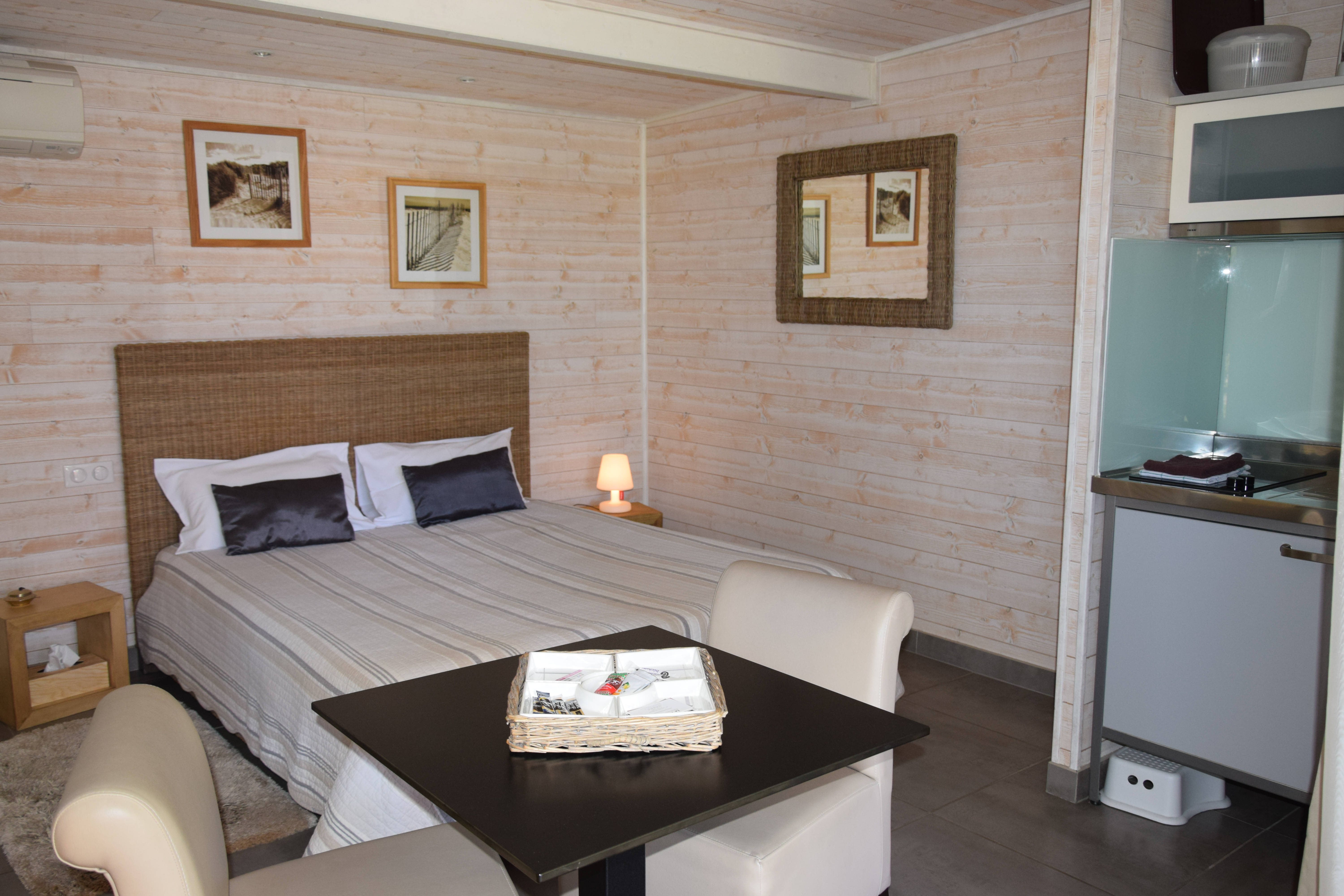 3 LODGES EN BOIS de 25m2 tout équipés  (2 personnes/lodge), 15 ans d'activité commerciale,
+ MAISON D'HABITATION à aménager entièrement de 75 m2 env., garage attenant de 20 m2 env.
Jardin dans une ambiance zen avec piscine balnéo chauffée et sauna infrarouge.
Parking sécurisée
Le tout sur terrain de 1000 m2.
 Situé à 10 mn d'Agen dans un village authentique et remarquable.
Pour tous renseignements nous contacter.
