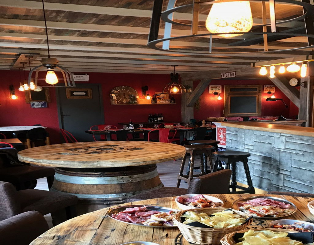a vendre restaurant , matériel et agencement neufs,
25 couverts intérieur plus espace bar à vin, 25 en terrasse,