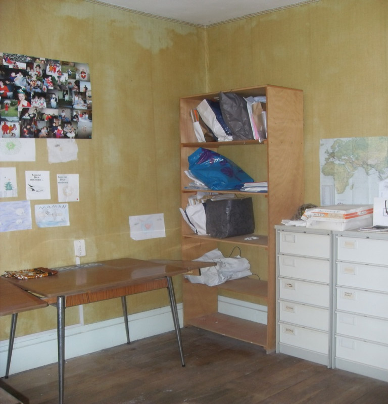 En vente deux immeubles à rénover ,au RDC une boutique avec une vitrine de 3 M. Le premier bâtiment se décompose d'un espace de 37 m² avec la vitrine de 3 M, à l'étage, deux pièces de 10 et 17 m² et au dessus un grenier aménageable de 34 m². Le deuxième bâtiment possède au RDC, une pièce de 17 m² avec une ancienne chambre froide de 2,50 m² et à l'arrière une cuisine de 12 m². A l'étage deux pièces sur 32 m² et au-dessus un grenier aménageable de 32 m².  Au c?ur de la ville avec nombreux commerce