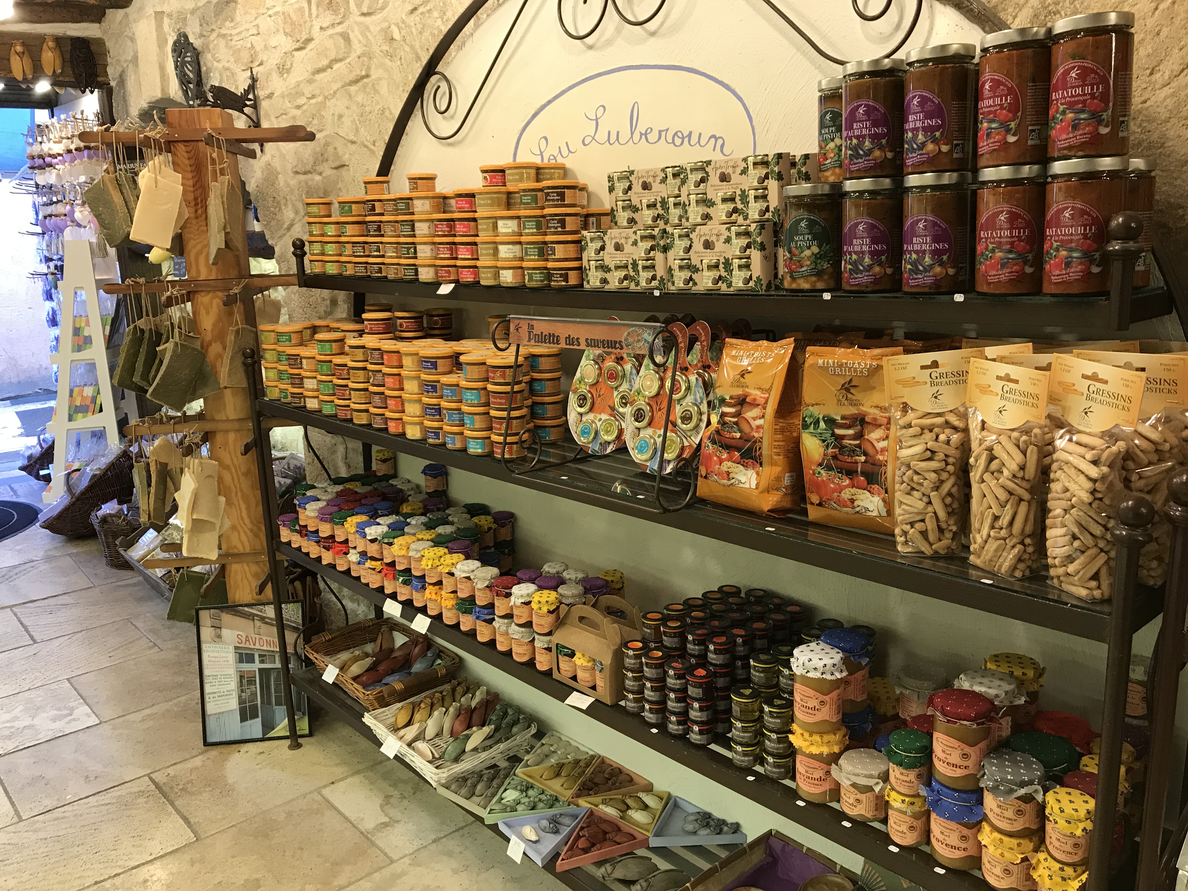 Magnifique boutique de produits régionaux très typique, en activité depuis plus de 30 ans, située à Apt, au cœur du Luberon, en Provence.
Nous proposons un grand choix de spécialités en épicerie fine, de la décoration, mais aussi des senteurs, parfums d’intérieur, bougies, avec un espace savonnerie de 25 m2 dédié à la cosmétique et aux soins du corps. Des produits de renoms gage de qualité, tels que Durance, Marius Fabre, Le fer à cheval, les délices du Luberon mais aussi des produits de petites productions artisanales, répondant aux attentes d’une clientèle locale et touristique fidélisée depuis de nombreuses années.
 
Très bel emplacement Porte de Saignon à l’entrée de la rue piétonne de la ville, à 50 m du parking principal. Surface de vente 50 M2, réserve à l’étage de 40m2 avec point d’eau, grenier à rénover au deuxième étage. (Les étages ne sont pas habitables)
 
Vente Murs et Fonds de commerce indissociables
PRIX fonds de commerce 80 000 € (Hors stock) 
Prix des murs : 110 000 €