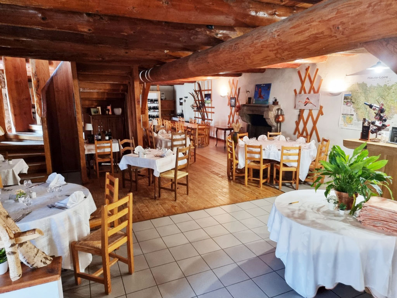 LOCATION-GÉRANCE OU BAIL COMMERCIAL 3, 6, 9

Opportunité unique : 

Située aux portes du Meygal, à 1160 mètres d'altitude, l'Auberge de Marliou est un lieu emblématique qui allie le charme d'une ferme historique du 18ème siècle à une exploitation de restauration et d'événementiel réputée et performante.
Devenue une référence pour les mariages, banquets et séminaires, cette bâtisse traditionnelle rénovée avec des matériaux nobles (lauzes, cèdre, sapin) offre un cadre bucolique et une vue imprenable, à seulement 45 minutes de Saint-Étienne et 1h30 de Lyon.

UN ÉTABLISSEMENT CLÉ EN MAIN ET PERFORMANT

Chiffre d’affaires consolidé sur les 3 dernières années : entre 550 000 € et 600 000 €.
La reprise inclut :
- Le droit au bail commercial (3, 6, 9 ans) pour l’activité de restauration, hébergement et événementiel, incluant un pas-de-porte.
- L’ensemble du mobilier et des équipements professionnels nécessaires à une exploitation immédiate.
- La Licence IV.
- La dénomination commerciale « Auberge de Marliou en Meygal » et son identité visuelle.
- Un site web moderne et fonctionnel.
- Un portefeuille de photos professionnelles valorisant les espaces.

LE LIEU : UN CADRE EXCEPTIONNEL DE PLUS D'UN HECTARE

Issue d'une rénovation d'envergure, l'auberge a été pensée pour l'accueil et la convivialité, tout en préservant son âme authentique.

1. Espace Restauration & Réception (environ 435 m²)
Plusieurs salles de restaurant au charme rustique et chaleureux (poutres apparentes, grand escalier en cèdre, bar en sycomore).
Une grande salle de réception à l'étage, idéale pour les événements (capacité totale de 306 personnes - ERP).
Une cuisine professionnelle entièrement équipée (40 m²), fonctionnelle et adossée à des réserves et locaux techniques (80 m²).
Bureau, sanitaires, monte-plat.

2. Espace Hébergement (environ 190 m²)
Un logement indépendant en rez-de-chaussée (70 m²) : séjour avec poêle, cuisinette, 2 chambres, salle d'eau.
À l'étage et combles aménagés (120 m²) : dortoirs avec salle d'eau et WC, parfaits pour l'accueil de groupes.

3. Dépendances & Extérieurs (Superficie totale : 1 ha 02 a 37 ca)
Dépendance en pierres et lauzes (90 m²) à aménager selon votre projet.
Préau couvert (65 m²) pour les cocktails et événements extérieurs.
Four à pain traditionnel en état de marche.
Vaste terrain avec forêt et retenue d'eau, offrant un cadre naturel et paisible.

UN LIEU À FORT POTENTIEL ÉVÉNEMENTIEL

L’Auberge de Marliou est une toile blanche pour votre projet. Sa configuration, sa capacité et sa notoriété permettent d'envisager de multiples axes de développement :
- Pôle de gastronomie valorisant les produits du terroir.
- Mariage de plus de 25O convives.
- Privatisation pour cérémonie privée (anniversaire, fête de famille)
- Lieu de séminaires d'entreprise au vert.
- Centre de stages (bien-être, artistique, culturel).
- Développement de l'offre d'hébergement avec l'aménagement de la dépendance.

INFORMATIONS TECHNIQUES 

Certification ERP : Validée le 12/10/2021, type N, 3ème catégorie pour un effectif de 306 personnes.
Chauffage au gaz et pellets, eau : Chaufferie bois déchiquetés - avec radiateurs à eau chaude + ventiloconvecteurs
Diagnostic de Performance Énergétique (DPE) : Réalisé le 07/07/2023.
Consommation énergétique : Classe C (Bâtiment économe).
Émissions de gaz à effet de serre : Classe B (Faibles émissions).

Vous êtes un professionnel passionné, porteur d'un projet ambitieux et prêt à écrire le nouveau chapitre de ce lieu chargé d’histoire ?

Location-Gérance ou Bail commercial 3, 6, 9 avec Pas de porte et cession actifs (mobilier, licence IV, site web de réservation et marque commerciale).
Conditions à discuter et ouvert à toutes propositions sérieuses avec des professionnels ayant des références et une expérience reconnue dans ce domaine.

Pour obtenir le dossier complet, les détails financiers et organiser une visite, veuillez contacter :
Frédéric Malinet
frederic.malinet@lim.eu