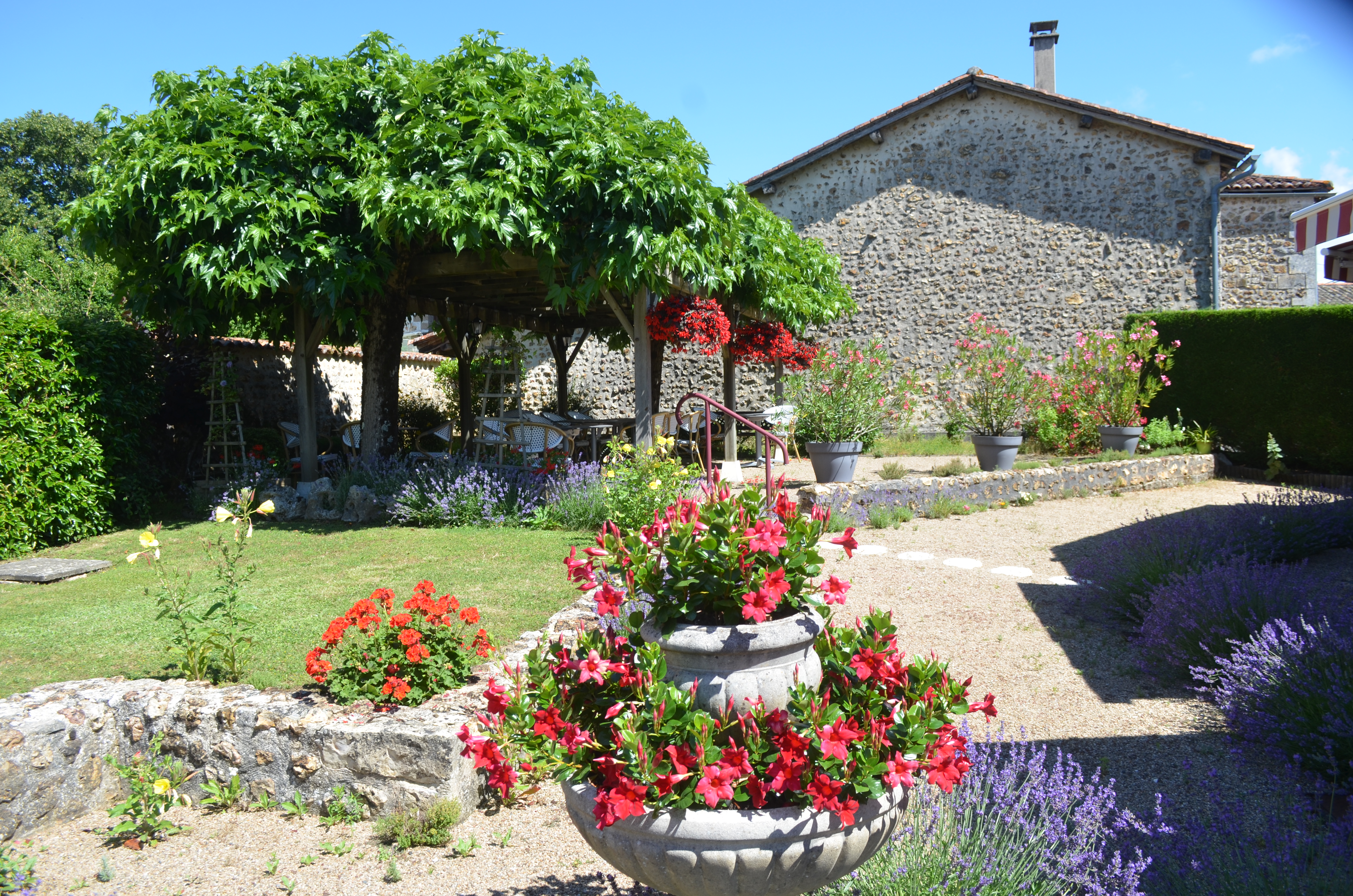 🏛️✨ A VENDRE – Fonds de commerce  •  RESTAURANT EPICERIE TABAC FDJ RELAIS POSTE  | Belle opportunité en Charente ✨🏛️						Multi-services • Fort potentiel

Situé au cœur du village de Saint-Adjutory, charmante commune d’un peu plus de  500 habitants à 8km de la RN141. Le commerce reste néanmoins sur un axe qui offre un passage local mais également touristique en se trouvant à 10 min de La Rochefoucauld et de Chasseneuil.

Fonds de commerce Restaurant – Epicerie  – Bar – Tabac – FDJ à vendre pour départ à la retraite après 28 ans de multi-services des propriétaires actuels.

La clientèle est fidèle et régulière côté bar comme côté restaurant. Elle est composée d’habitués, du village ou même de plus de 40km aux alentours, ainsi que de touristes de passage. 🔑

🏢 Commerce  – 300 m²
Commerce séparé en 2 parties : épicerie/bar // restaurant/cuisine

La partie commerce offre à ce jour un service de proximité très large avec son épicerie, bar, tabac, FDJ, dépôt de pain, de journaux ainsi qu’un relais poste. 
La salle de restaurant compte 35 couverts. 
La cuisine professionnelle entièrement équipée : chambre froide , four électrique, fourneau gaz, frigo, desserte froide, plans de travail...

🌿 Aménagement extérieur 
Charmante terrasse ombragée et fleurie de 15 à 20 couverts

🚗 Stationnement :
• 2 places de parking devant l’établissement dont une PMR
• place de la salle des fêtes à 50 m
• parc pour stationnement de vélos

🏡 Côté habitation :
🔹 Appartement – 80 m² sur 2 niveaux
• Séjour 
• Cuisine / buanderie
• 2 chambres
• Salle de douche avec WC

🔹Grange non attenante permettant un stockage de véhicules, de matériels ainsi que d’un local chaufferie

⚙️ Prestations techniques :
✔️ Tout-à-l’égout
✔️  Fibre

💰 Quelques chiffres : 
Prix fond de commerce ; 130 000 €
Loyer commercial et logement : 600 € / mois