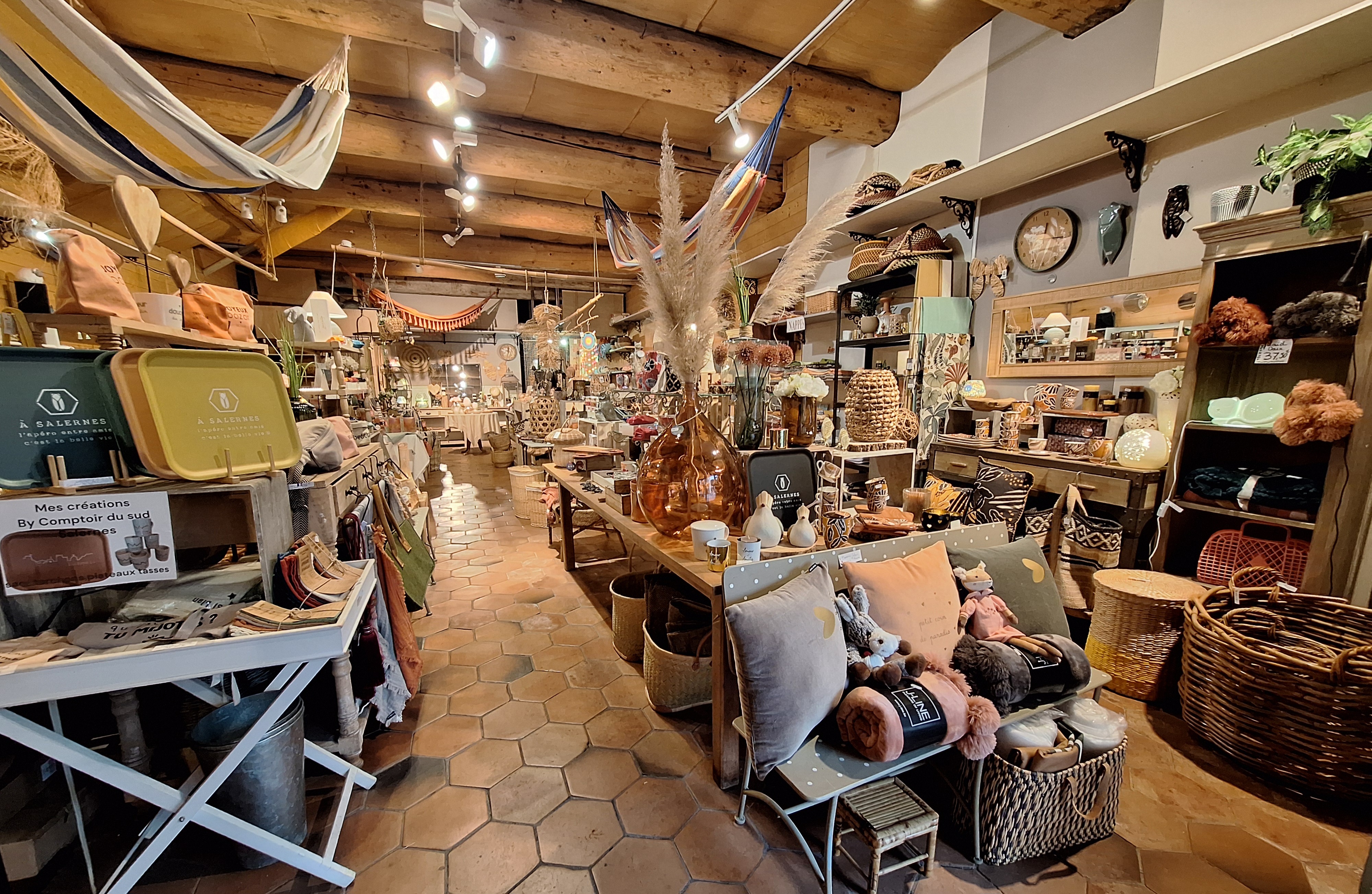 Vente Fonds de Commerce – 100 m² – Salernes
A partir du 1 er septembre 2025
59.000€ frais agence comprise. 

Local commercial idéalement situé au coeur du village et sur la route touristique.
À vendre : fonds de commerce (tous commerces sauf métiers de bouche et nuisances) dans le charmant village de Salernes, au cœur de la Provence. Emplacement privilégié, sur un axe très fréquenté. 

Un commerce familial incontournable depuis 1991, commerce chaleureux original et accueillant. 
 fréquenté par plusieurs générations de Varois ainsi que des vacanciers .
Avec une clientèle fidèle et diversifiée.

Caractéristiques du local :

✅ Superficie : 100 m²
✅ Loyer attractif : 512 €/mois
✅ Très bon chiffre d’affaires
✅ Disponibilité : à partir de septembre 2025
✅ Activité actuelle : Boutique de décoration, vaisselle, parfums ,bougies d’ambiance, parfumeries ,linge de maison ,idées-cadeaux et souvenirs en saisons 
✅ Autres possibilités d’aménagement en plus  : Librairie, salon de thé, ateliers créatifs… 
✅ Village dynamique, réputé pour son artisanat et son attrait touristique

Vous souhaitez reprendre une activité clé en main et vous épanouir professionnellement dans un cadre provençal authentique ? Ne laissez pas passer cette opportunité !
Contactez-moi pour plus d'informations. 


#Var #commerceavendre #vente #salernes #newlife