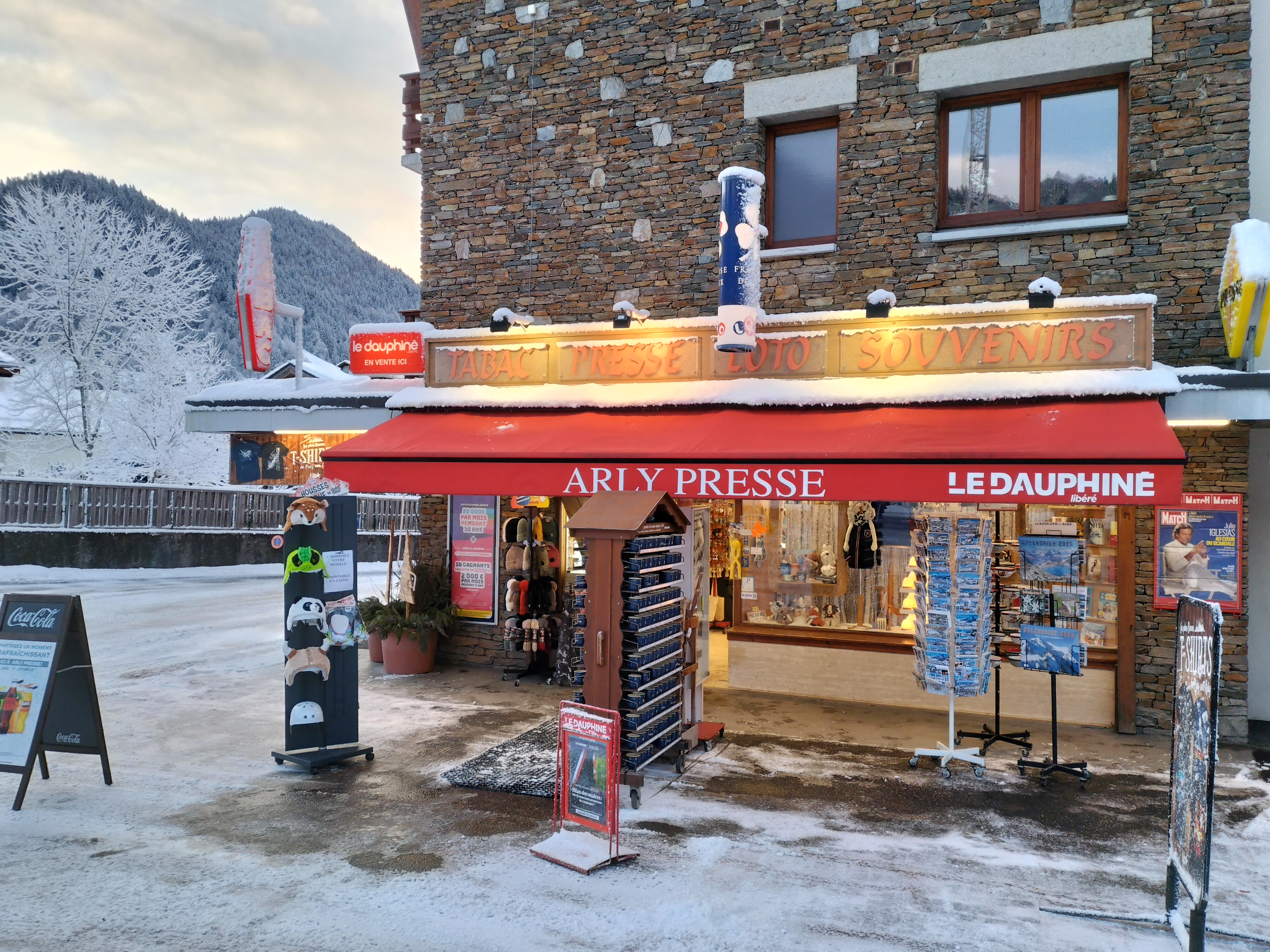 Vends cause retraite,Tabac,Presse,Fdj,Librairie,Souvenirs
Station Familiale été/hiver au coeur d’un grand domaine encore en développement
Saisons importantes avec du passage toute l’année,grand parking privé,quasi monopole
Magasin 100m²+réserve 50m² en très bon état(sécurité,caisses,agencement)
Idéal couple dynamique
Fermé 2x 2,5 semaines / an et coupure tous les midis 12h30/15h00 toute l’année
Fermé hors saison dimanche après midi et lundi toute la journée
Situation privilégiée,cadre de vie préservé,clientèle agréable
CA constante progression même en tabac et presse
EBE reconstitué 200 000€,COM 128000 ,CA280000 apport nécessaire 230000 €
tel après 20h
Agences s’abstenir