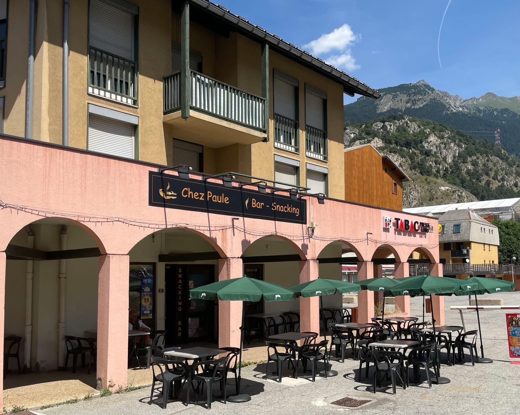 À vendre : Bar-Snack "Chez Paule" – Opportunité exceptionnelle pour repreneur ambitieux ! ✨

Cause départ en retraite
Le bar "Chez Paule", bien connu à Modane et situé en plein cœur de la ville, en face de la Mairie sur la place du marché, est maintenant disponible à la vente. Idéalement situé sur la route des grandes Alpes à proximité des stations de ski et face à la boulangerie, pharmacie et mitoyen d’un tabac. Cet établissement vous offre une belle opportunité de devenir votre propre patron dans un cadre chaleureux avec une clientèle agréable en toute sécurité.

Caractéristiques de l’établissement :
* Type d'activité : Bar, Snacking, Française des Jeux (FDJ & AMIGO)
* Surface totale : 80 m²
* Terrasse : 50 places – plein sud + terrasse couverte sous arcades
* Prix murs et fonds : 259 000€ 
Équipements et installations :
* Électricité et cuisine refaites à neuf
* Réseau informatique neuf
* Chauffage au sol + dalles chauffantes au plafond (les dalles ne sont pas utilisées actuellement car le chauffage au sol suffit)
* Bar refait à neuf il y a 3 ans, mobilier récent :
    * Bar réfrigéré, lave-verre, machine à glaçons
    * Machine à café, machine à grains, équipements professionnels complets
* Technologie : 2 TV + 1 écran Amigo
* Cuisine entièrement équipée et aux normes : Congélateur, banque réfrigérée, machine à trancher, salamandre, friteuse, four, micro-ondes, machine à hot-dog, plaque vitrocéramique, hottes, grille panini
* Accessibilité PMR : Accès prévu pour les personnes à mobilité réduite

Emplacement stratégique :
* En face de la Mairie de Modane, sur la place du marché
* Proximité immédiate avec plusieurs commerces et plusieurs parkings à proximité
* Projet de développement : À 500 mètres, construction d'une maison médicale prévue pour 2026, promettant une augmentation du passage et de la clientèle- Chantier ligne grande vitesse Lyon-Turin drainant un maximum d’opérateurs dont l’immeuble du bar contenant plusieurs appartements en location dédiés

Un potentiel de développement à saisir !
Avec un CA FDJ en progression et une cuisine équipée prête à l'emploi, le « Bar Chez Paule" est parfait pour ceux qui souhaitent développer une activité de snacking et dynamiser encore davantage ce lieu convivial.

Visites sur RDV (7j/7) – Contactez-nous dès maintenant pour plus d'informations !
📞 Ne laissez pas passer cette occasion unique !
À partager sans modération ! 🚀

06 62 52 65 37
lenikaia@orange.fr
Bortolussi Philippe 
Place du marché (Hôtel de Ville) - Modane 73500