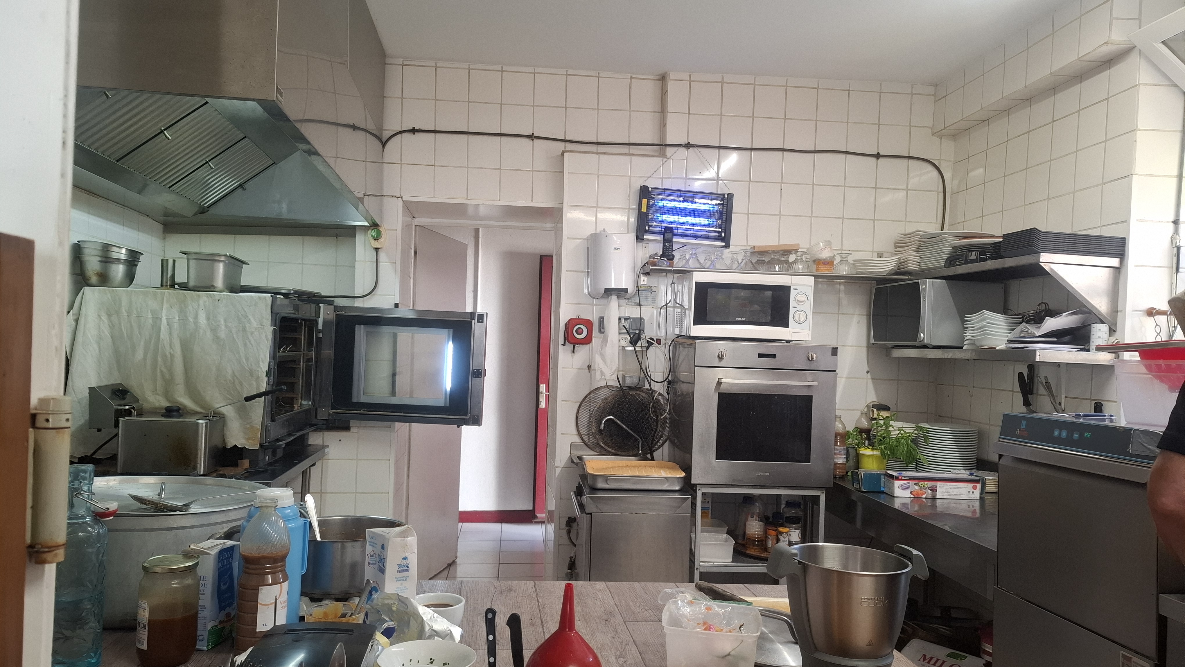 Petit restaurant traditionnel recherche repreneur
Bonne activité 
Près commerce ,parking à proximité
Près port de plaisance et Halles Centre ville
Fermé  le samedi ,dimanche,
et jeudI soir et vendredi soir
+ 70 jours congés 
Cause retraite
A visiter
Cordialement