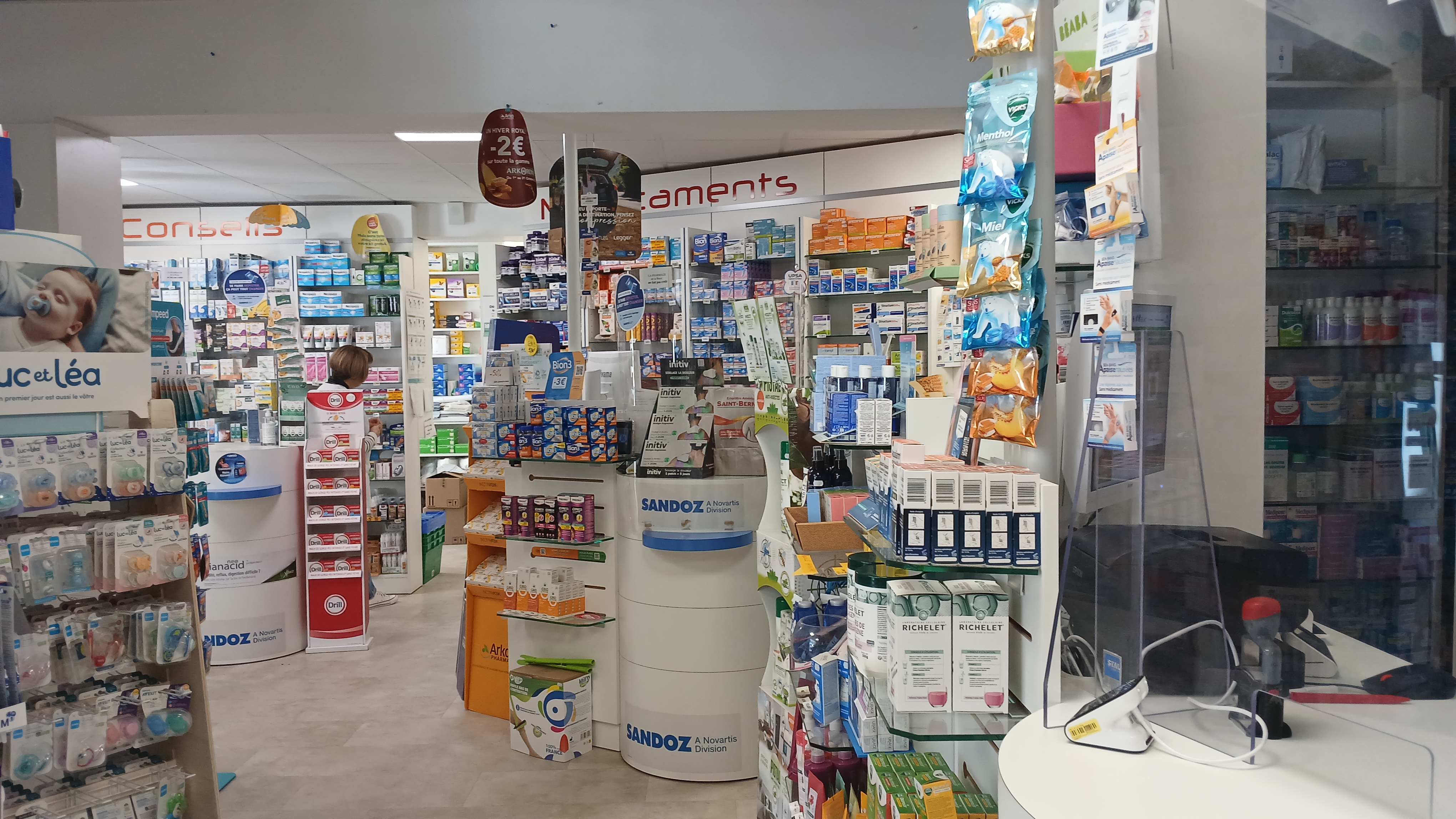 pharmacie rurale à Savigny sur Braye (41360) de 2000 habitants 
seule au village.
2 titulaires et 2 préparatrices.
clientèle agréable et fidèle sur un rayon de 3500 habitants.
          CA 1 350 000
         vente  400 000
avec énorme potentiel ( missions, téléconsultations,...)
et dans un cadre de travail inespéré ( tranquillité, sérénité, rentabilité,...)
située en  zone blanche (FRR) avec d'importantes exonérations 
fiscales.
village très dynamique  nombreuses associations sportives, culturelles.